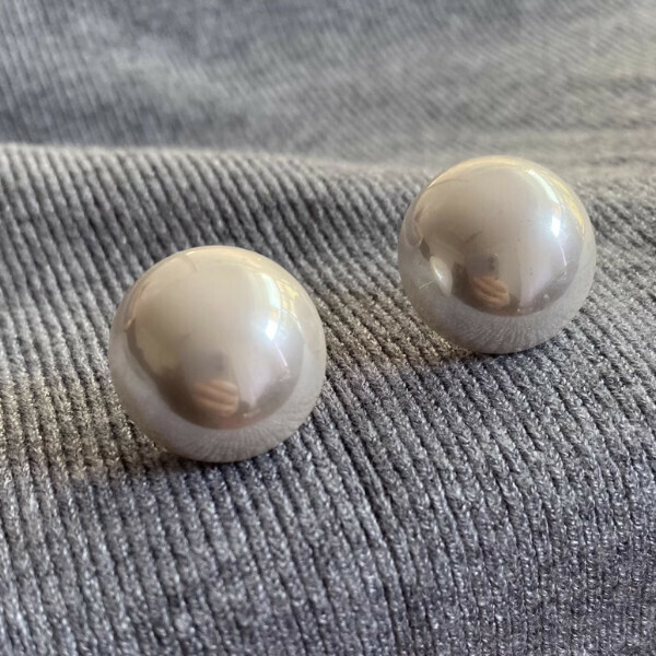 Round pearl-like hemispherical earrings