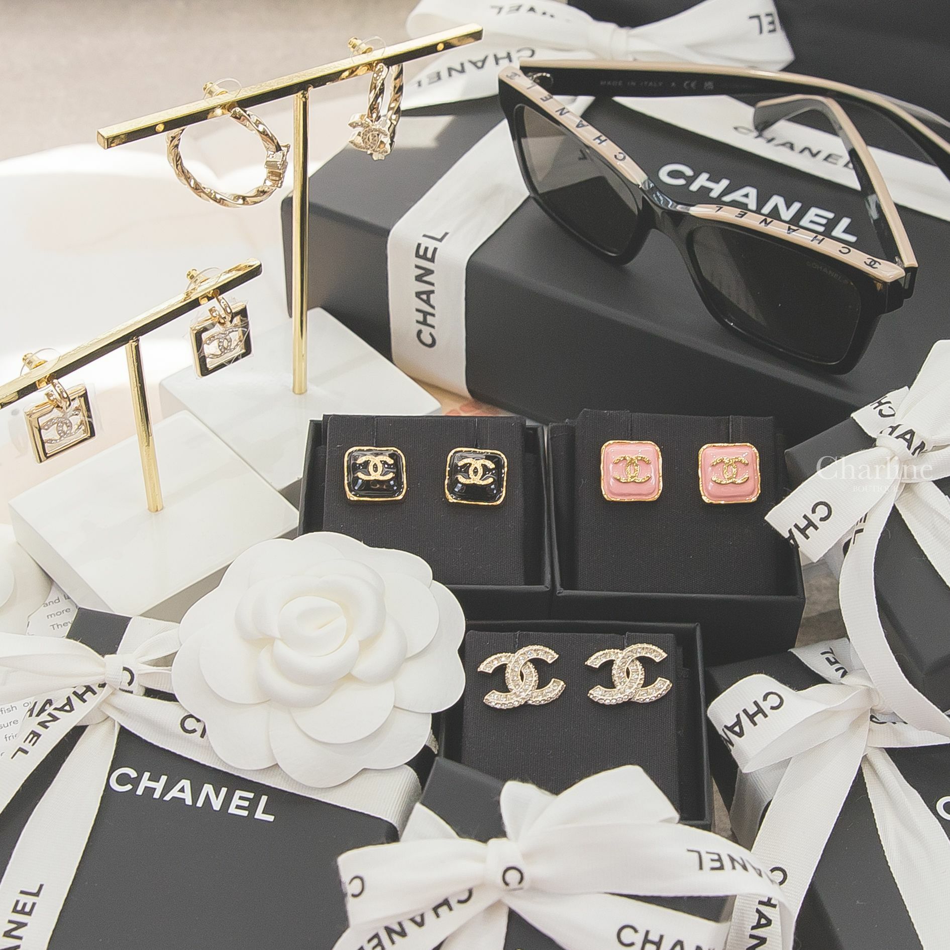 Chanel 黑色拼裸底黑字方型咖啡色鏡片銀CC太陽眼鏡,粉底金CC金色邊框方形耳環,黑底金CC金色邊框方形耳環,金色方格CC水鑽耳環,金色條紋水鑽CC圈型耳環,金色簍空水鑽CC方型垂墜耳環-Charline Boutique 精品代購