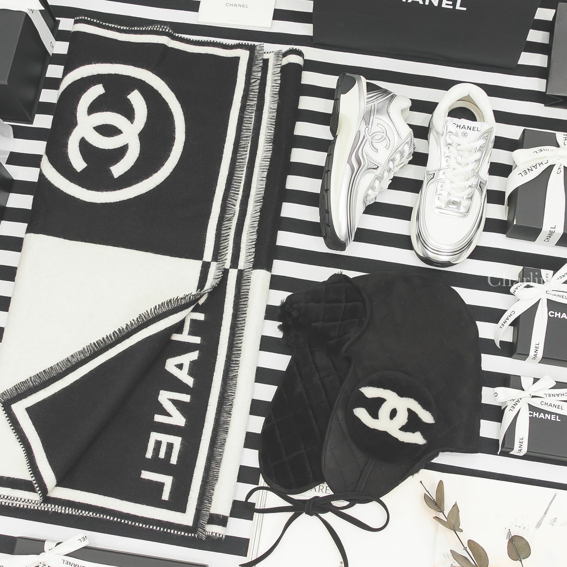 Chanel Trainers 白色網狀布面拼銀CC黑色字母黑尾運動鞋,Chanel 黑底白CC羊皮菱格紋拼羊毛內裡綁帶護耳雷鋒帽,Chanel 白色拼黑色CC Chanel字樣喀什米爾流蘇圍巾-Charline Boutique 精品代購