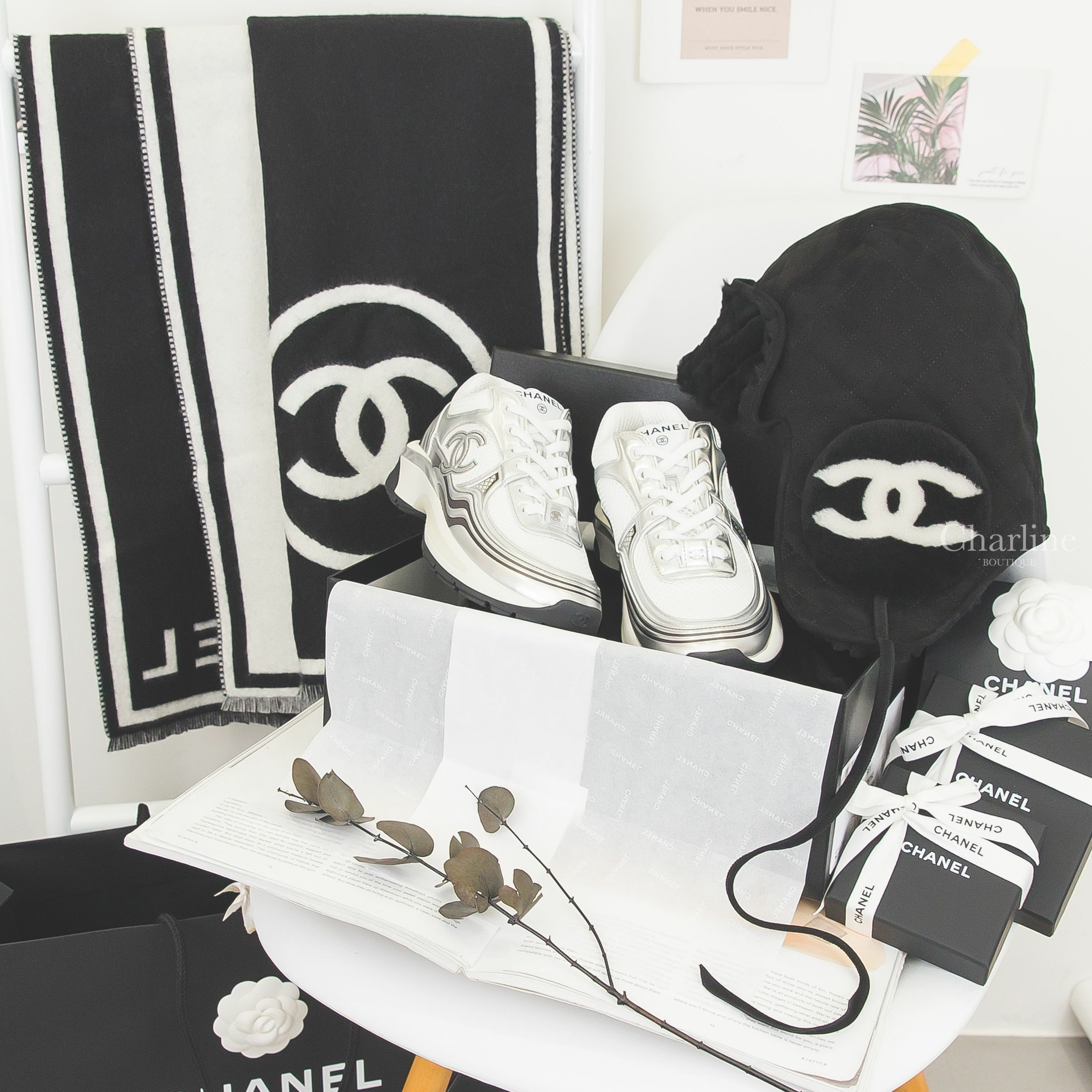 Chanel Trainers 白色網狀布面拼銀CC黑色字母黑尾運動鞋,Chanel 黑底白CC羊皮菱格紋拼羊毛內裡綁帶護耳雷鋒帽,Chanel 白色拼黑色CC Chanel字樣喀什米爾流蘇圍巾-Charline Boutique 精品代購