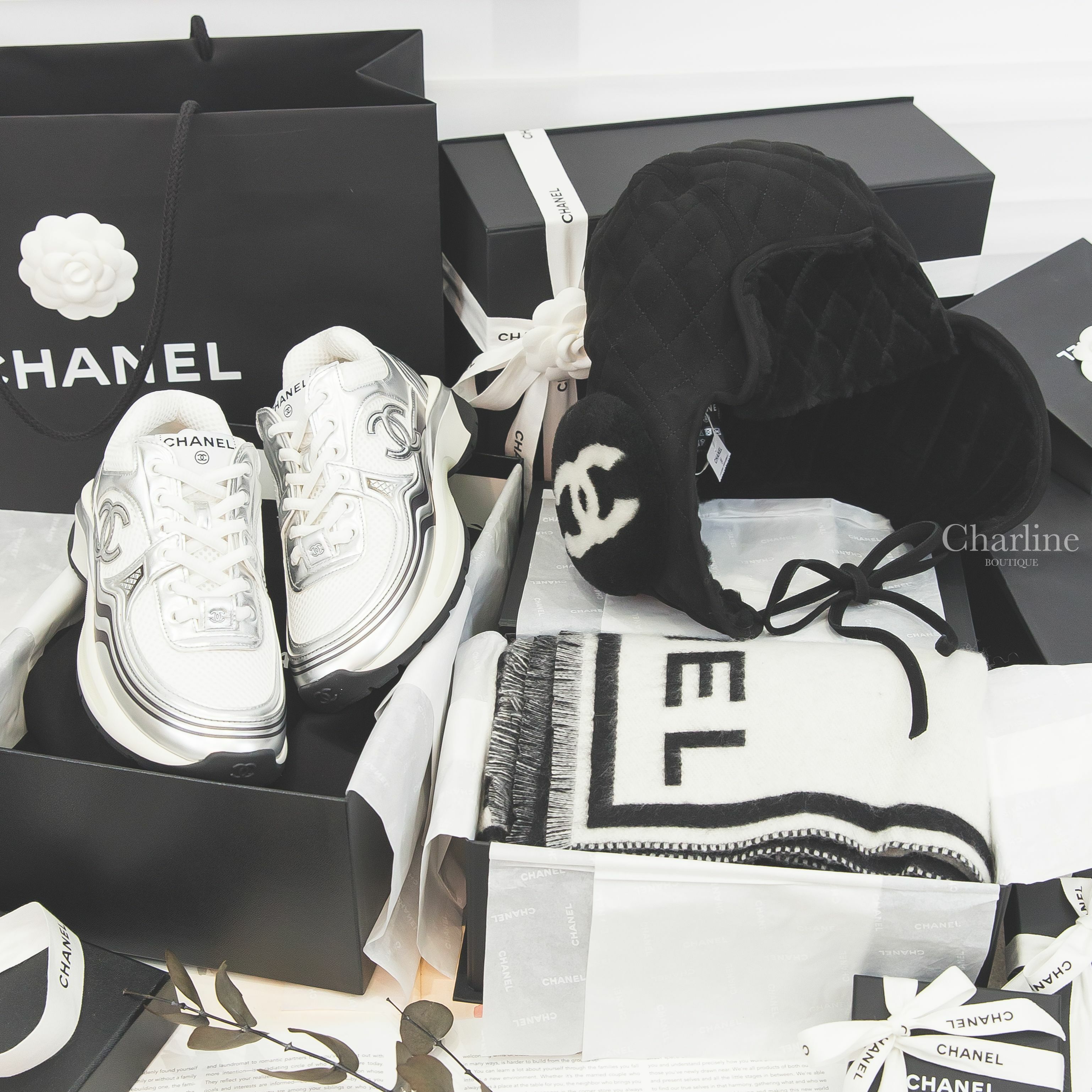 Chanel Trainers 白色網狀布面拼銀CC黑色字母黑尾運動鞋,Chanel 黑底白CC羊皮菱格紋拼羊毛內裡綁帶護耳雷鋒帽,Chanel 白色拼黑色CC Chanel字樣喀什米爾流蘇圍巾-Charline Boutique 精品代購