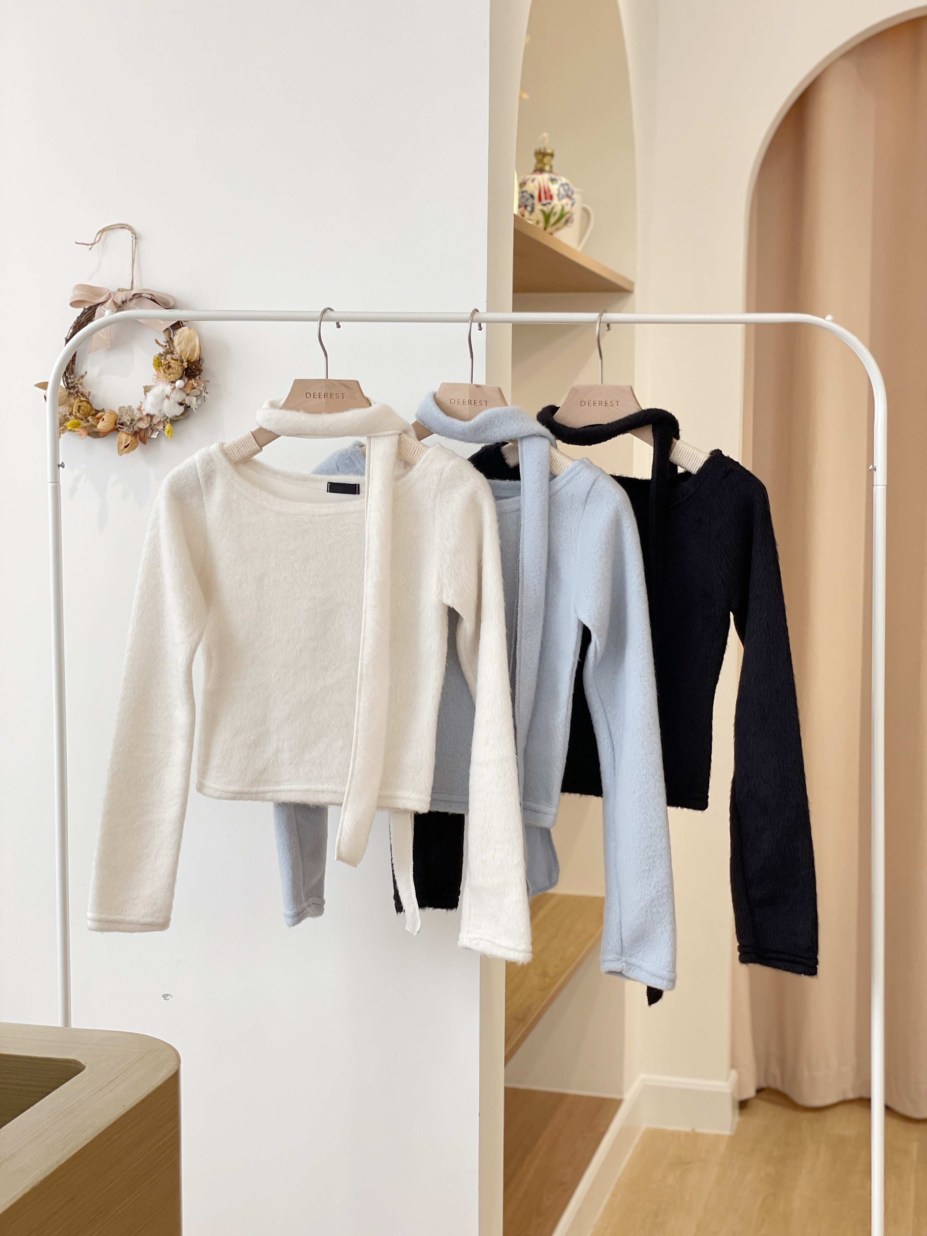 T858 Skinny Scarf Furry Top