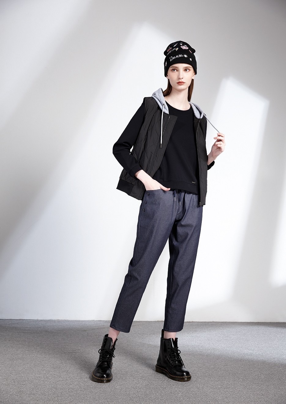 彈性腰頭繩束設計口袋釦子造型休閒長褲T6161