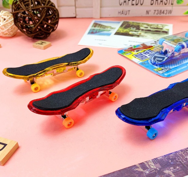 手指滑板迷你游戏（颜色随机）