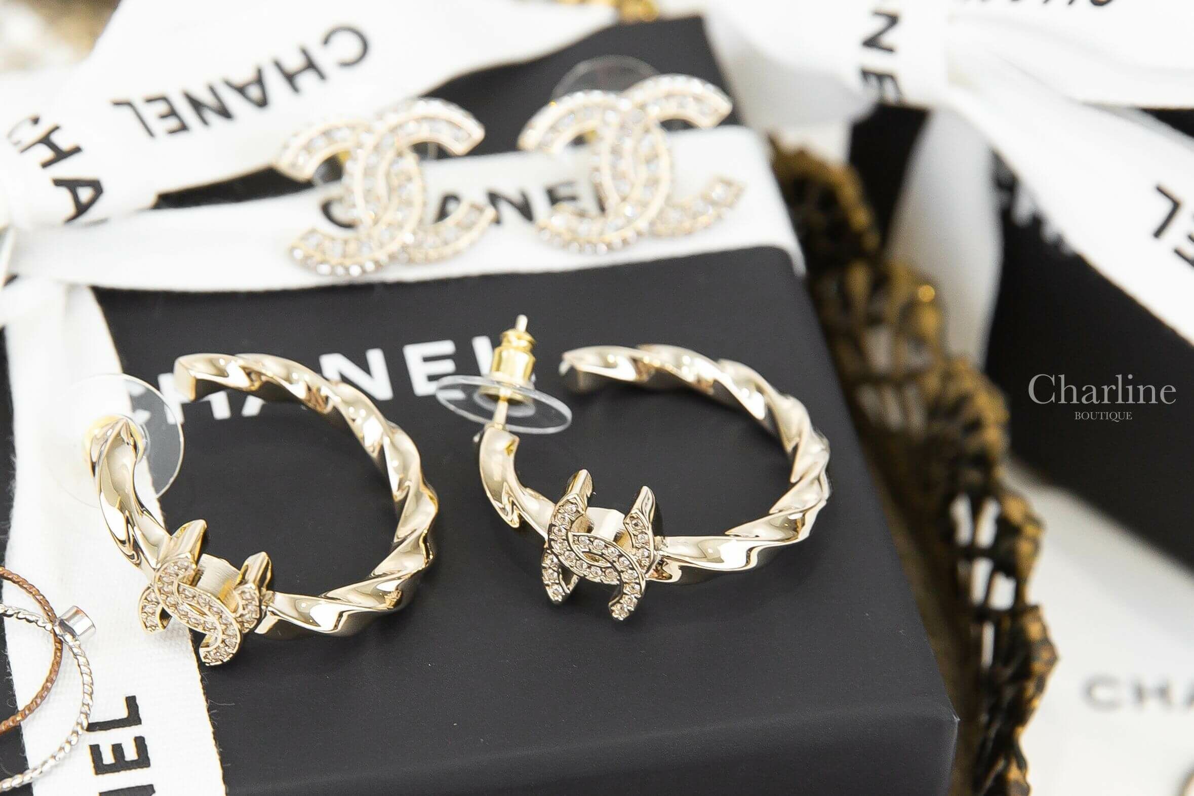 【現貨刷卡】Chanel Earrings 金色條紋水鑽CC圈型耳環