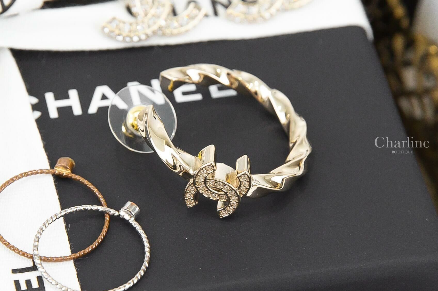 【現貨刷卡】Chanel Earrings 金色條紋水鑽CC圈型耳環