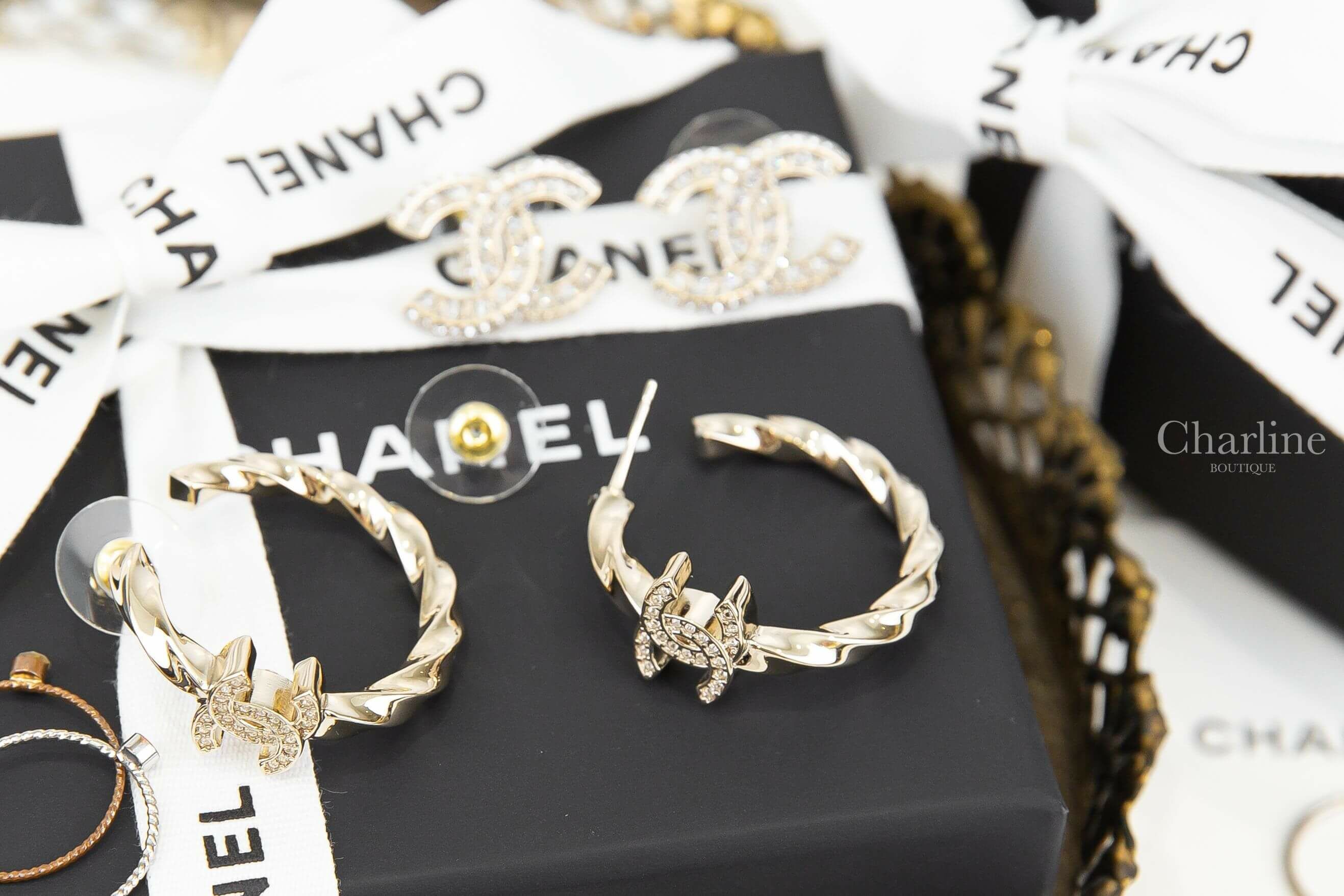 Chanel Earrings 金色條紋水鑽CC圈型耳環-Charline Boutique 精品代購