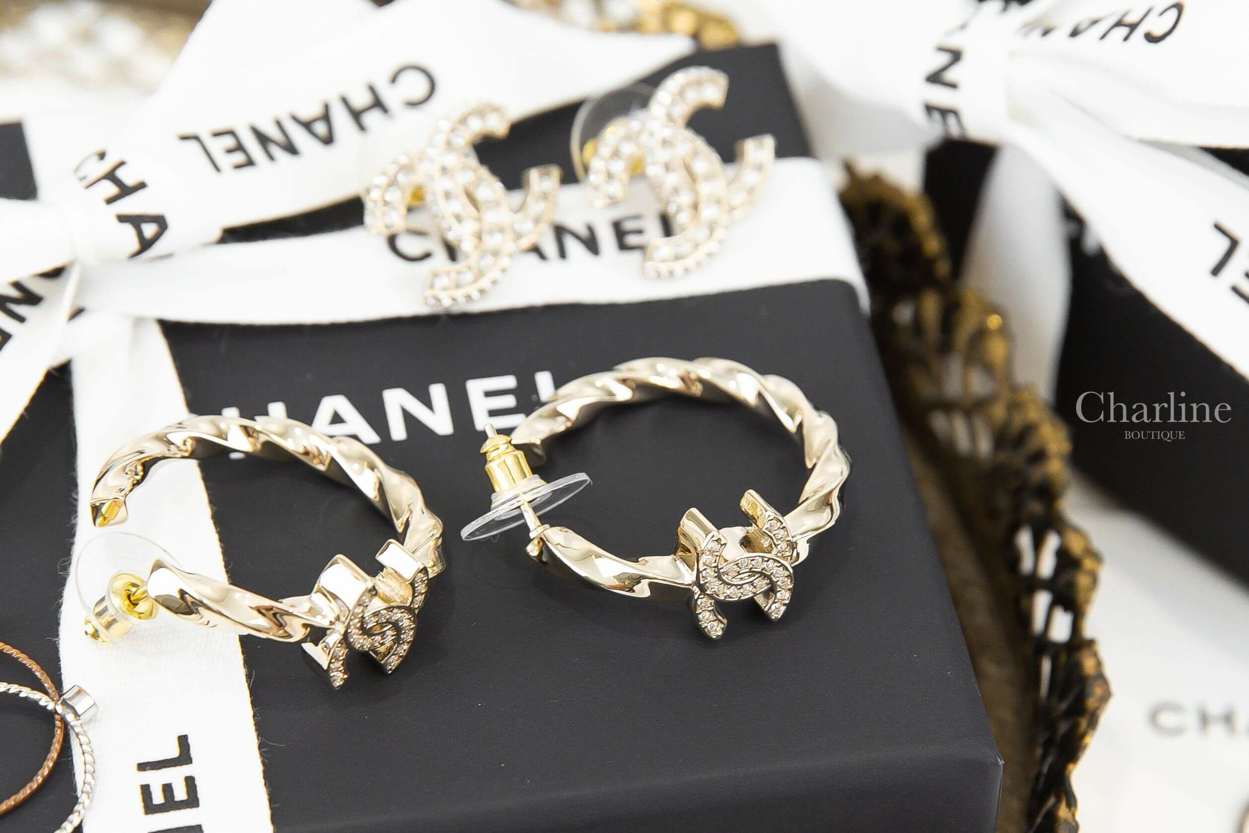 Chanel Earrings 金色條紋水鑽CC圈型耳環-Charline Boutique 精品代購