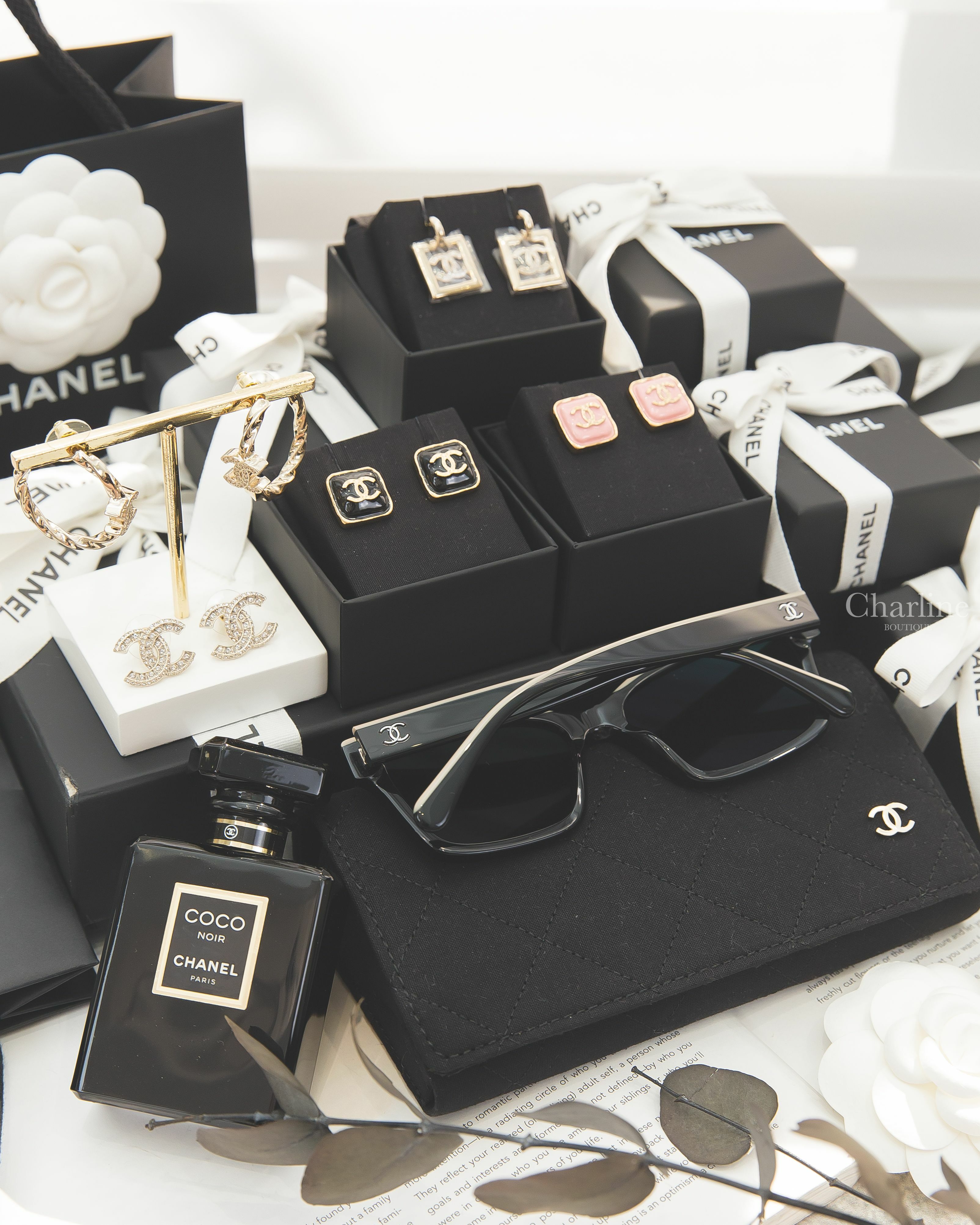 Chanel 金色條紋水鑽CC圈型耳環,黑色拼裸底黑字方型咖啡色鏡片銀CC太陽眼鏡,粉底金CC金色邊框方形耳環,黑底金CC金色邊框方形耳環,金色方格CC水鑽耳環,金色簍空水鑽CC方型垂墜耳環-Charline Boutique 精品代購