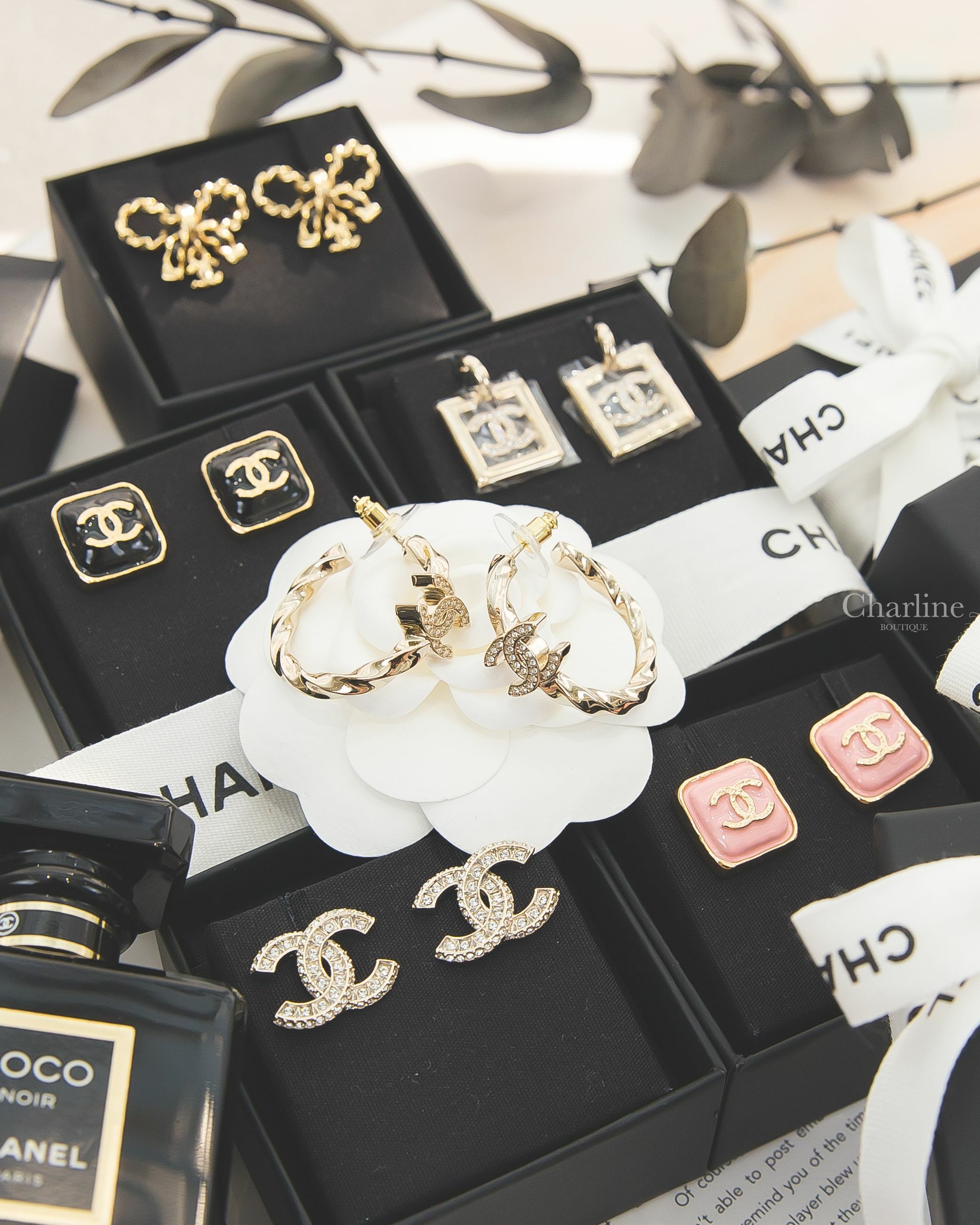 Chanel 金色條紋水鑽CC圈型耳環,黑色皮穿鍊蝴蝶結垂墜小CC耳環,粉底金CC金色邊框方形耳環,黑底金CC金色邊框方形耳環,金色方格CC水鑽耳環,金色簍空水鑽CC方型垂墜耳環-Charline Boutique 精品代購