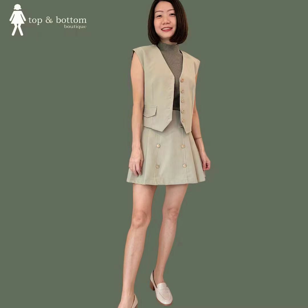 BUTTON PLEATED SHORT SKIRT