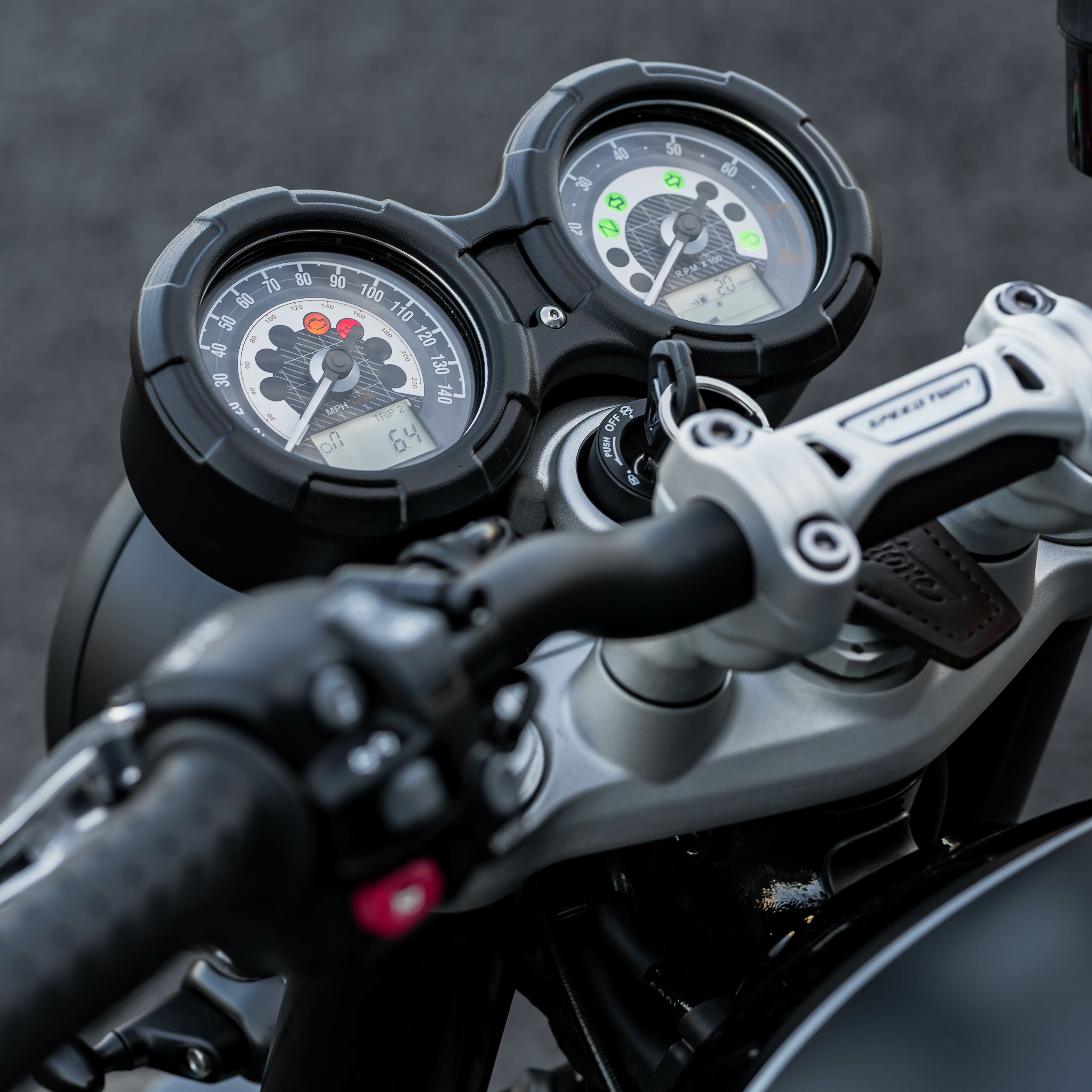 Motone 水冷凱旋專用 雙表 時速表 飾蓋 - 黑