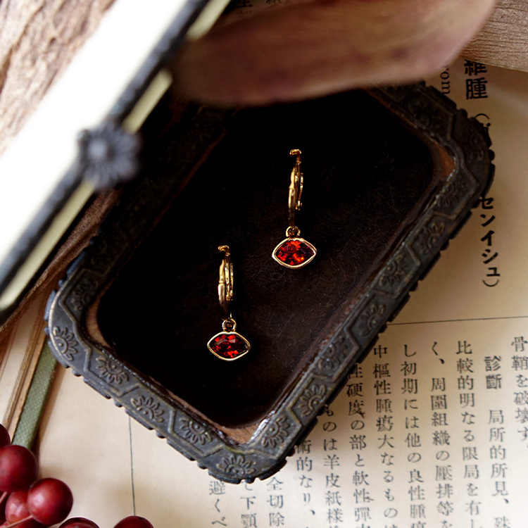 藏寶盒 · 紅唇 – 耳環