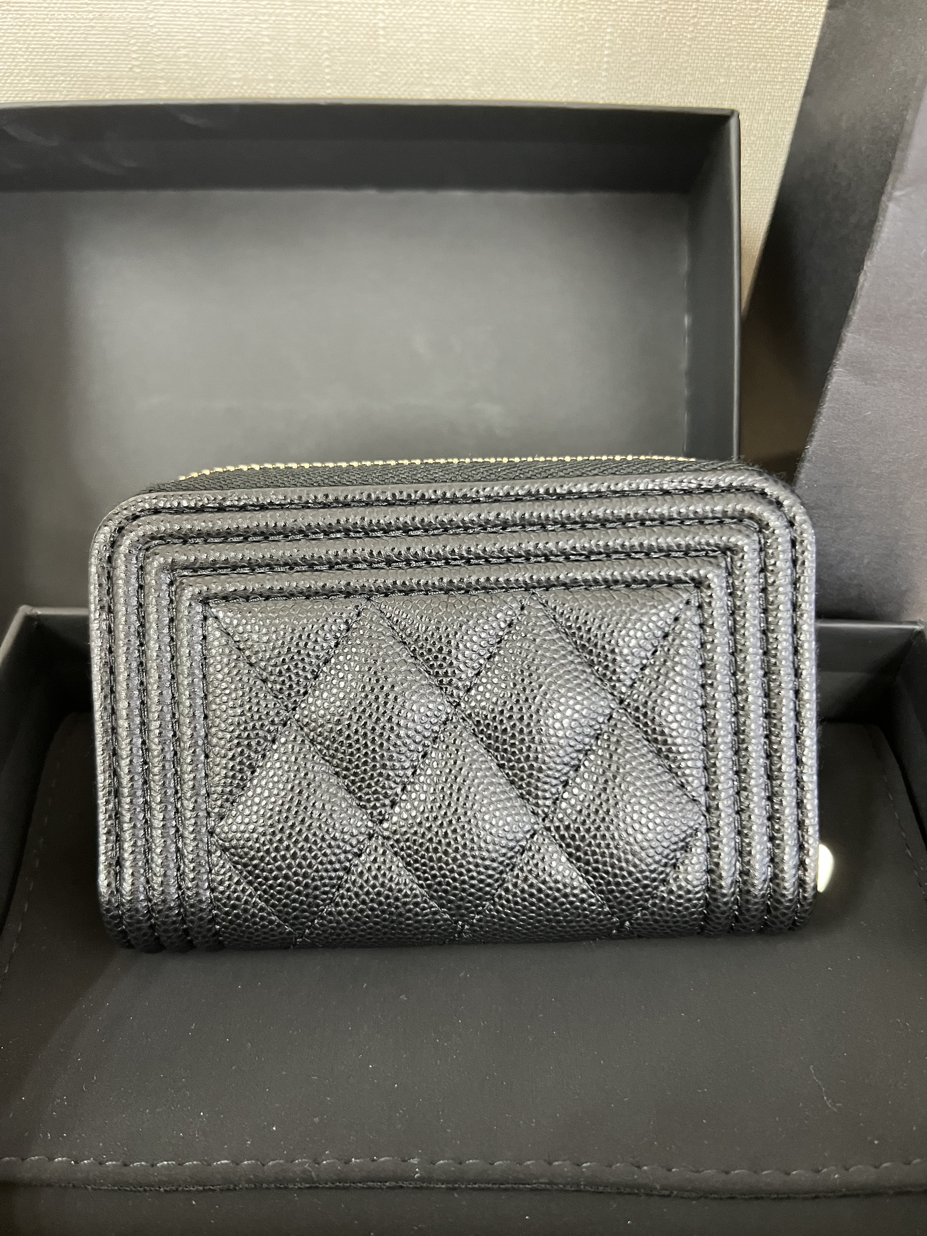 *Unused* Chanel boy zipped wallet caviar (black)