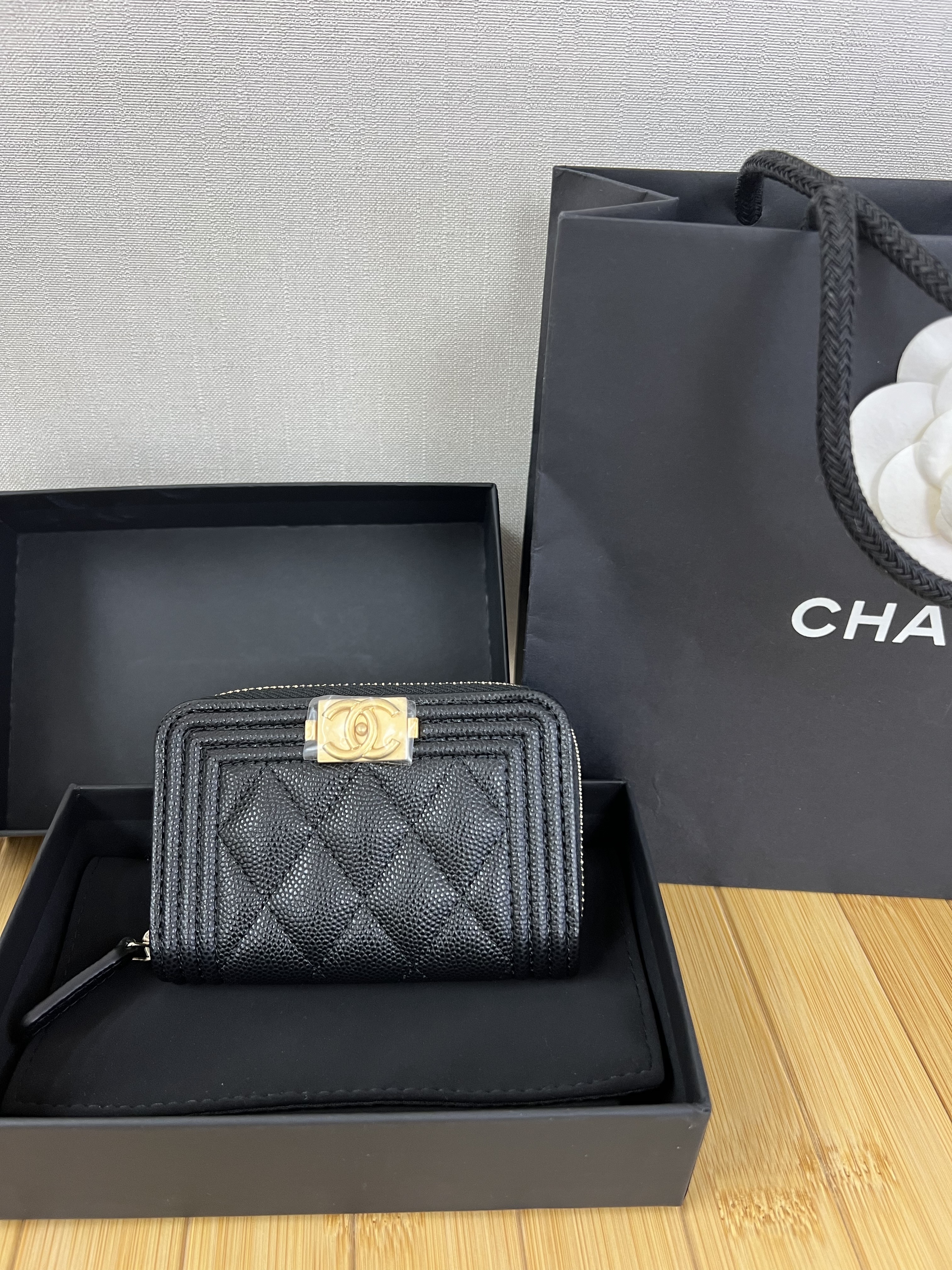 *Unused* Chanel boy zipped wallet caviar (black)
