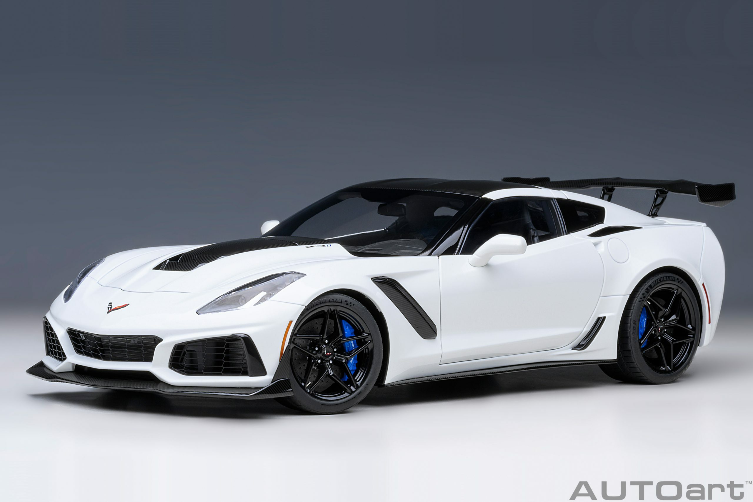 1/18 AUTOART Chevrolet Corvette C7 ZR1 (Arctic White) (71270)