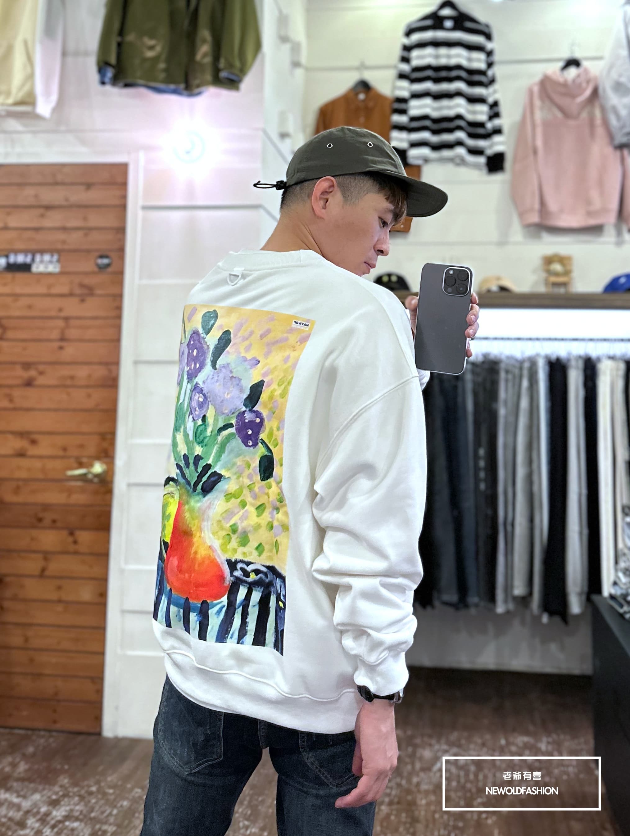 『新品上市』重磅花景油畫刷毛大學T-白(NOF2311F005)