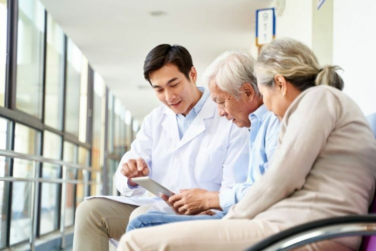 兩個做完健康檢查的老年人在聽醫生的報告