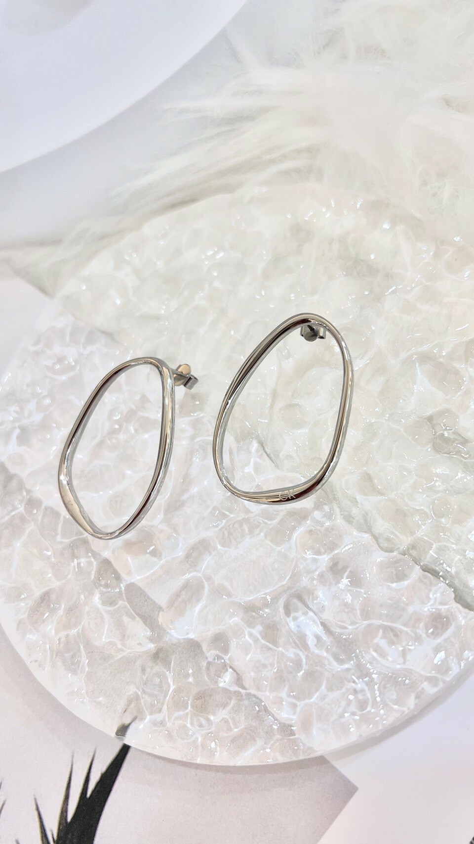 【Calvin Klein】CK飾品 不規則圓穿式耳環CKF35000450 現代鐘錶