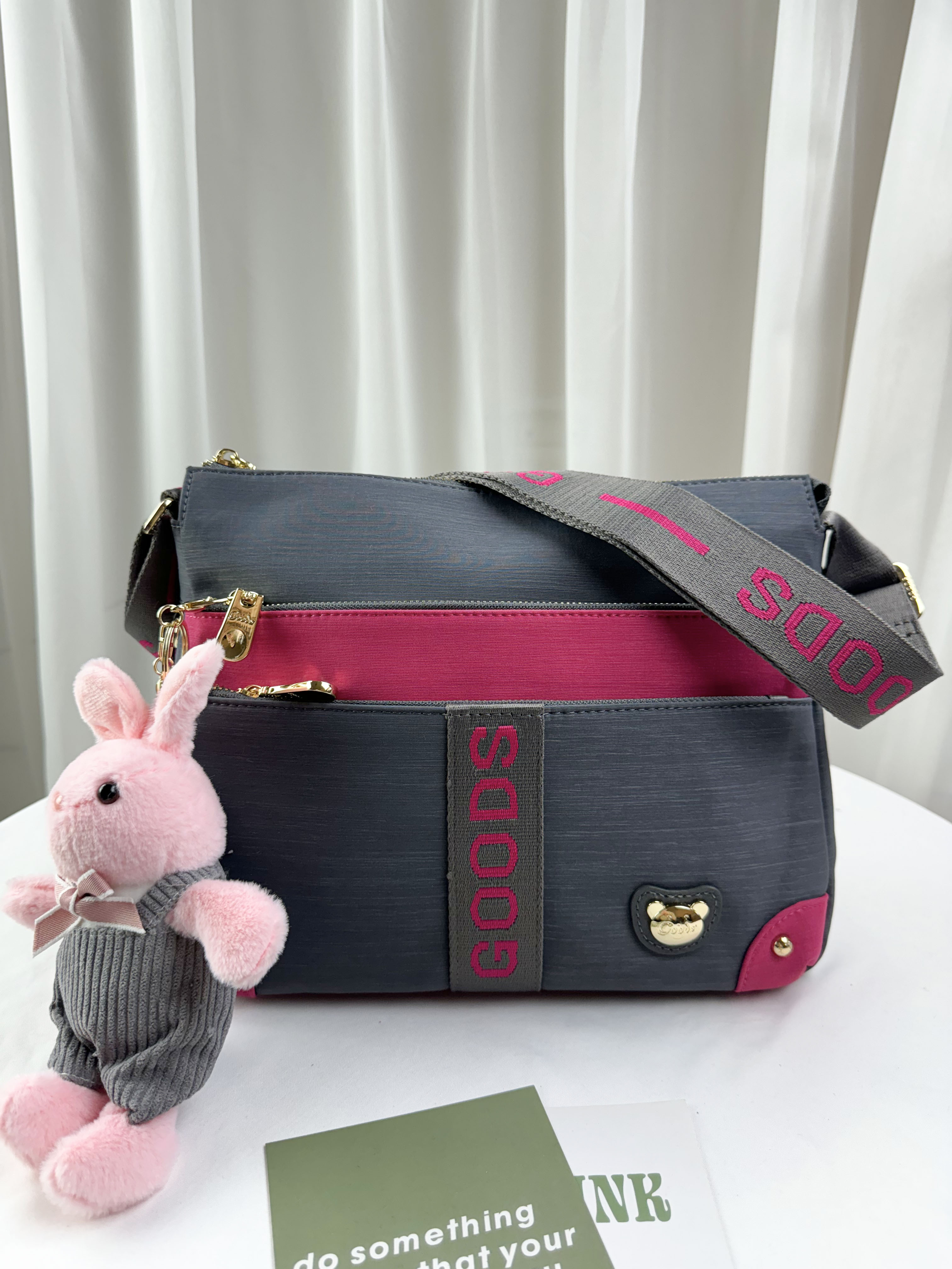 GOODS 灰桃拼色防潑水側背包 附兔兔吊飾 #2045