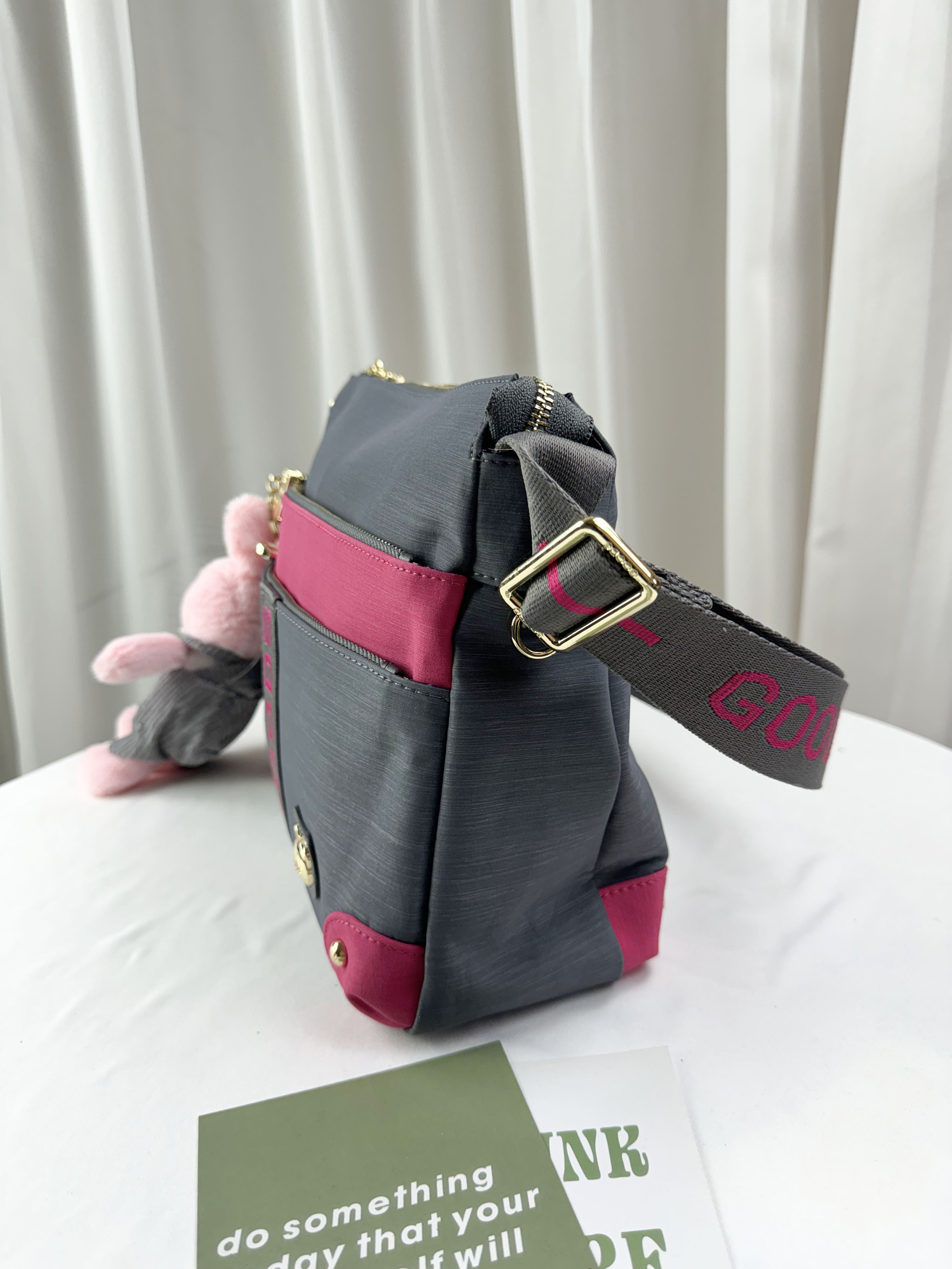 GOODS 灰桃拼色防潑水側背包 附兔兔吊飾 #2045