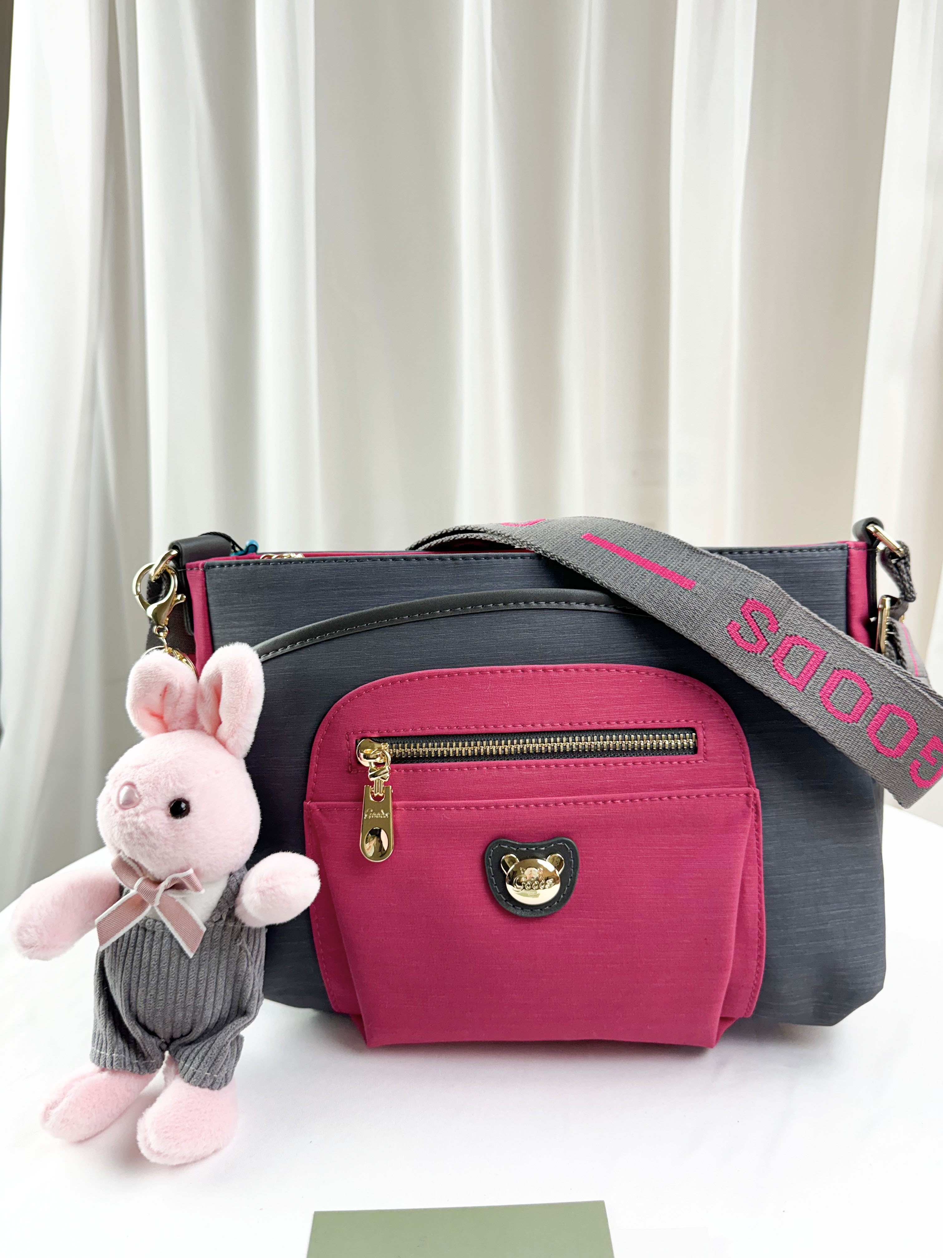 GOODS 灰桃拼色防潑水側背包 附兔兔吊飾 #2237