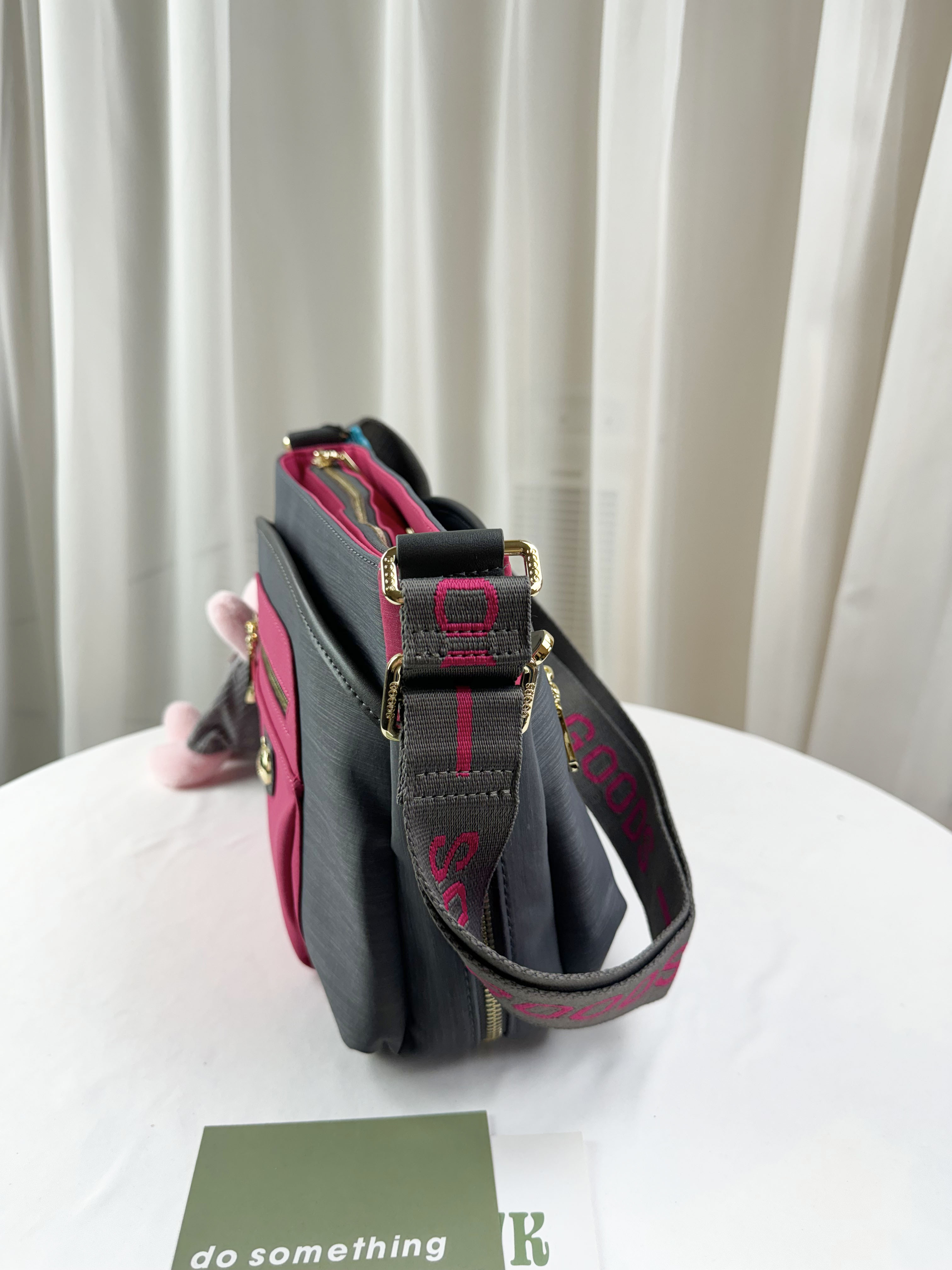 GOODS 灰桃拼色防潑水側背包 附兔兔吊飾 #2237