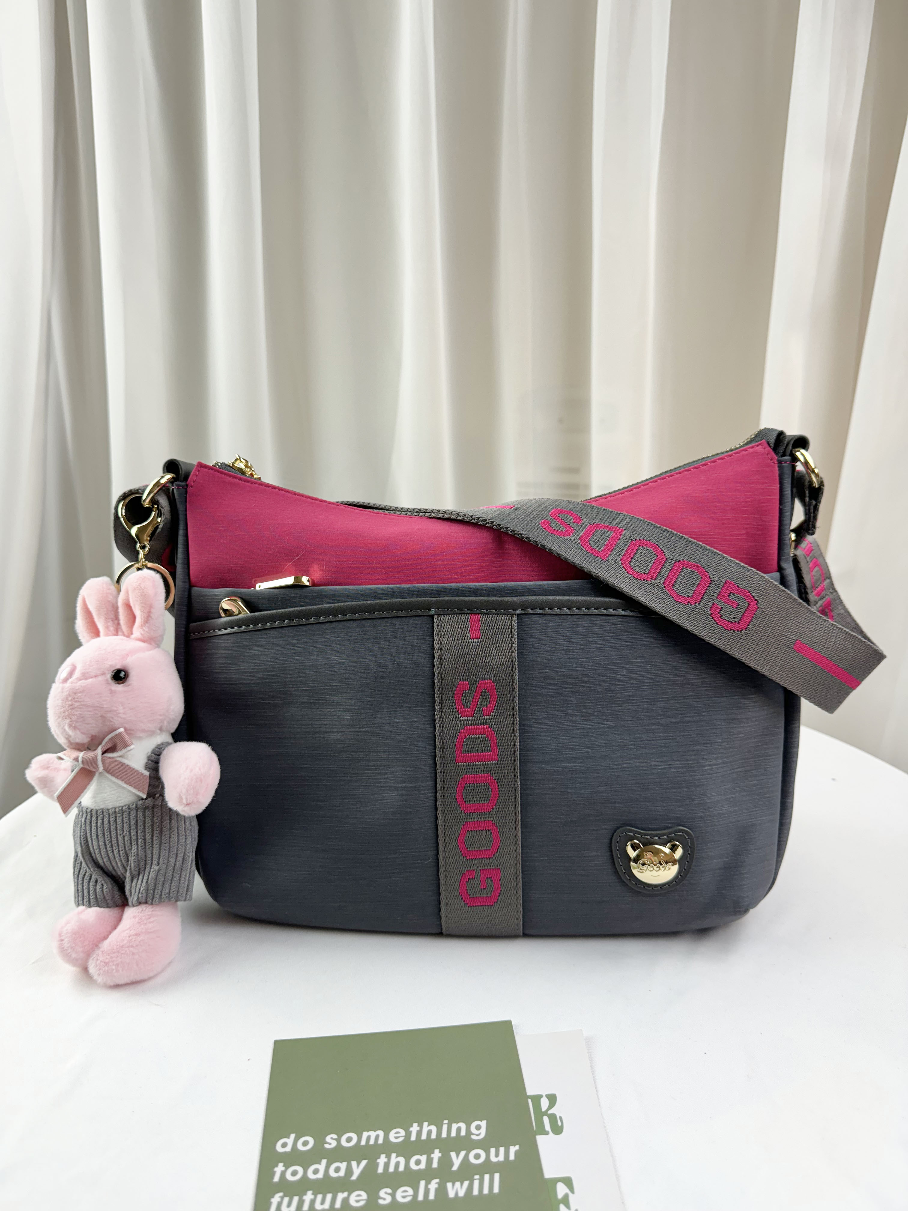 GOODS 灰桃拼色防潑水側背包 附兔兔吊飾 #2638