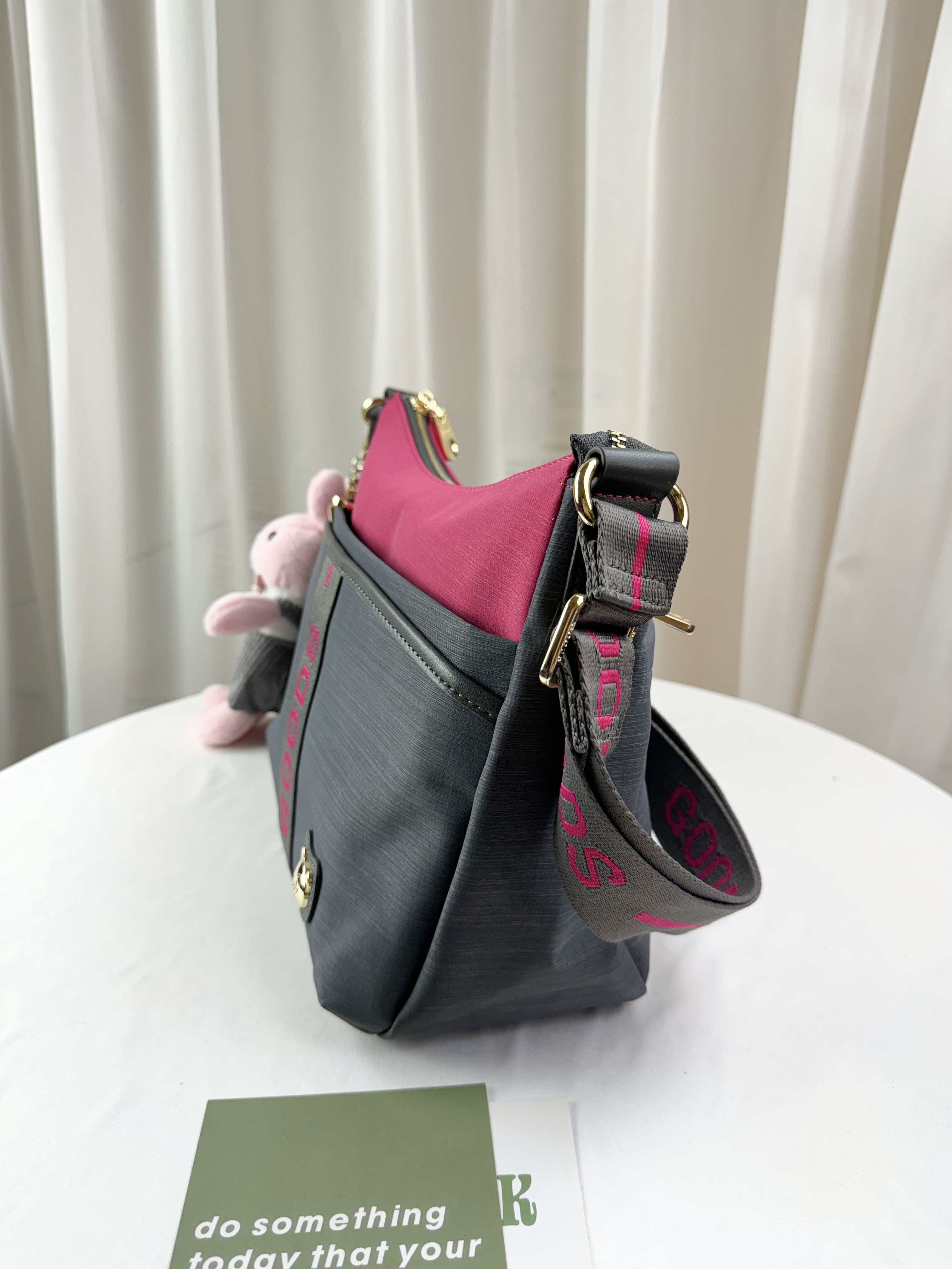 GOODS 灰桃拼色防潑水側背包 附兔兔吊飾 #2638