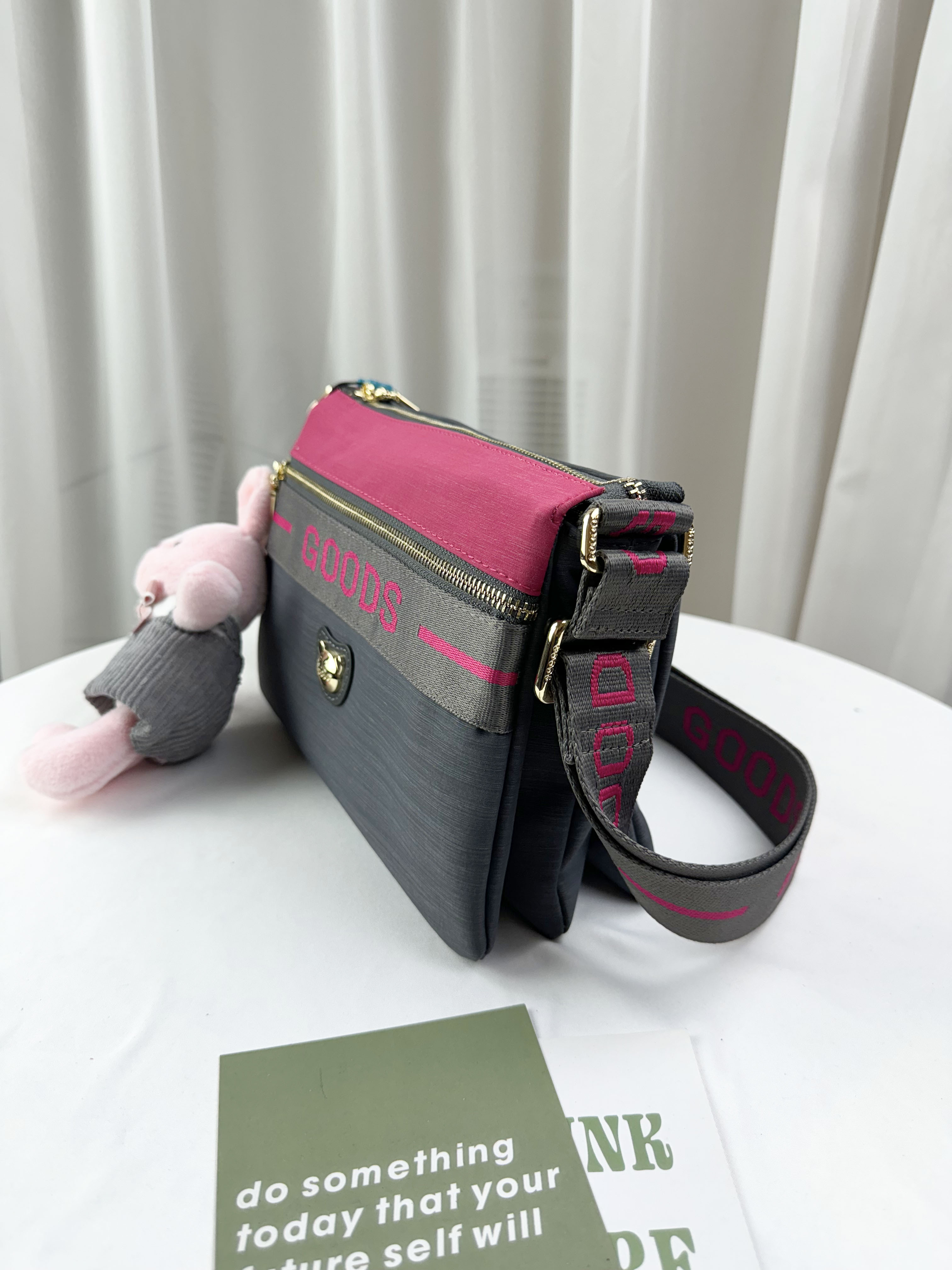 GOODS 灰桃拼色防潑水側背包 附兔兔吊飾 #2522