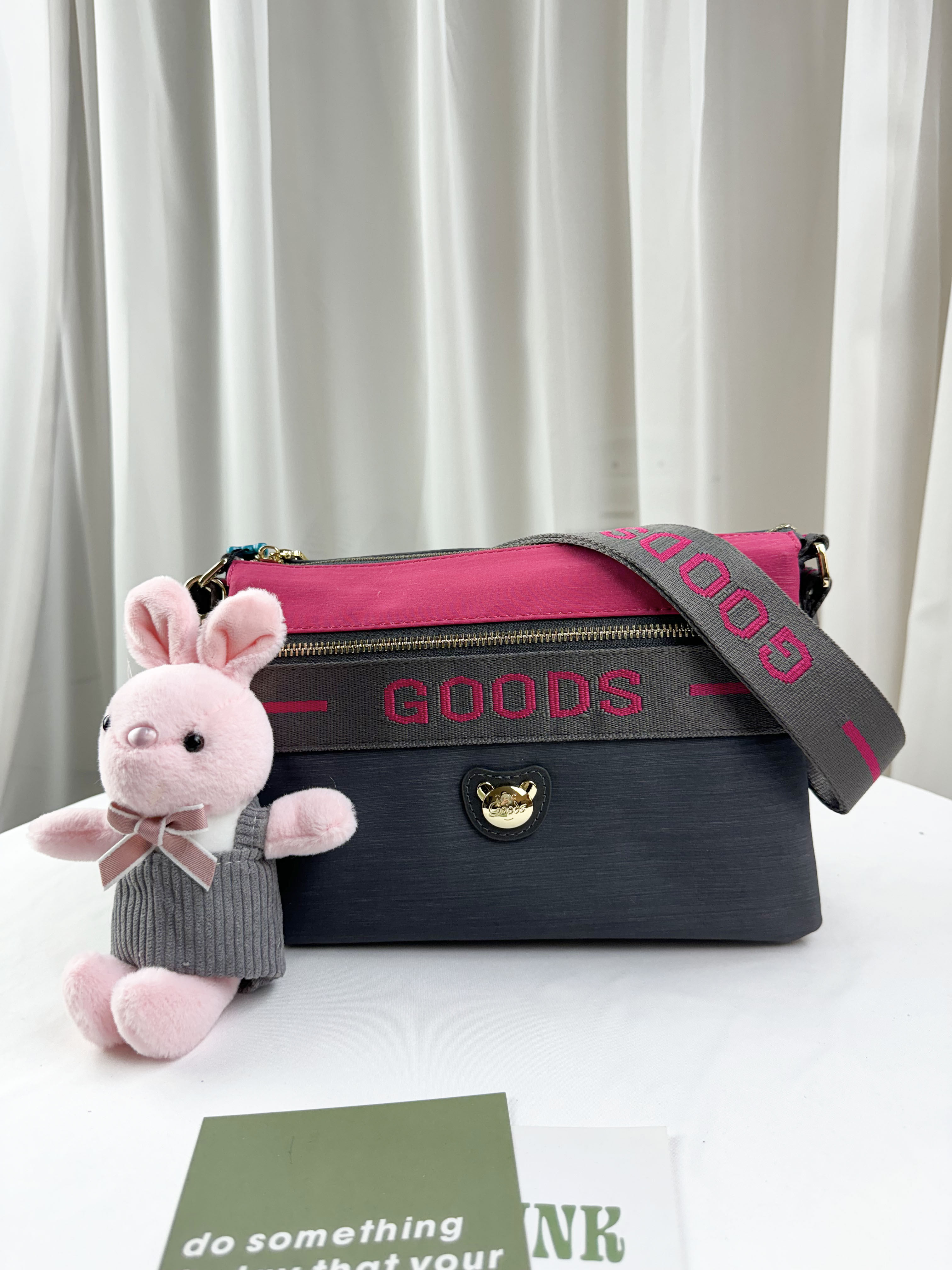 GOODS 灰桃拼色防潑水側背包 附兔兔吊飾 #2522