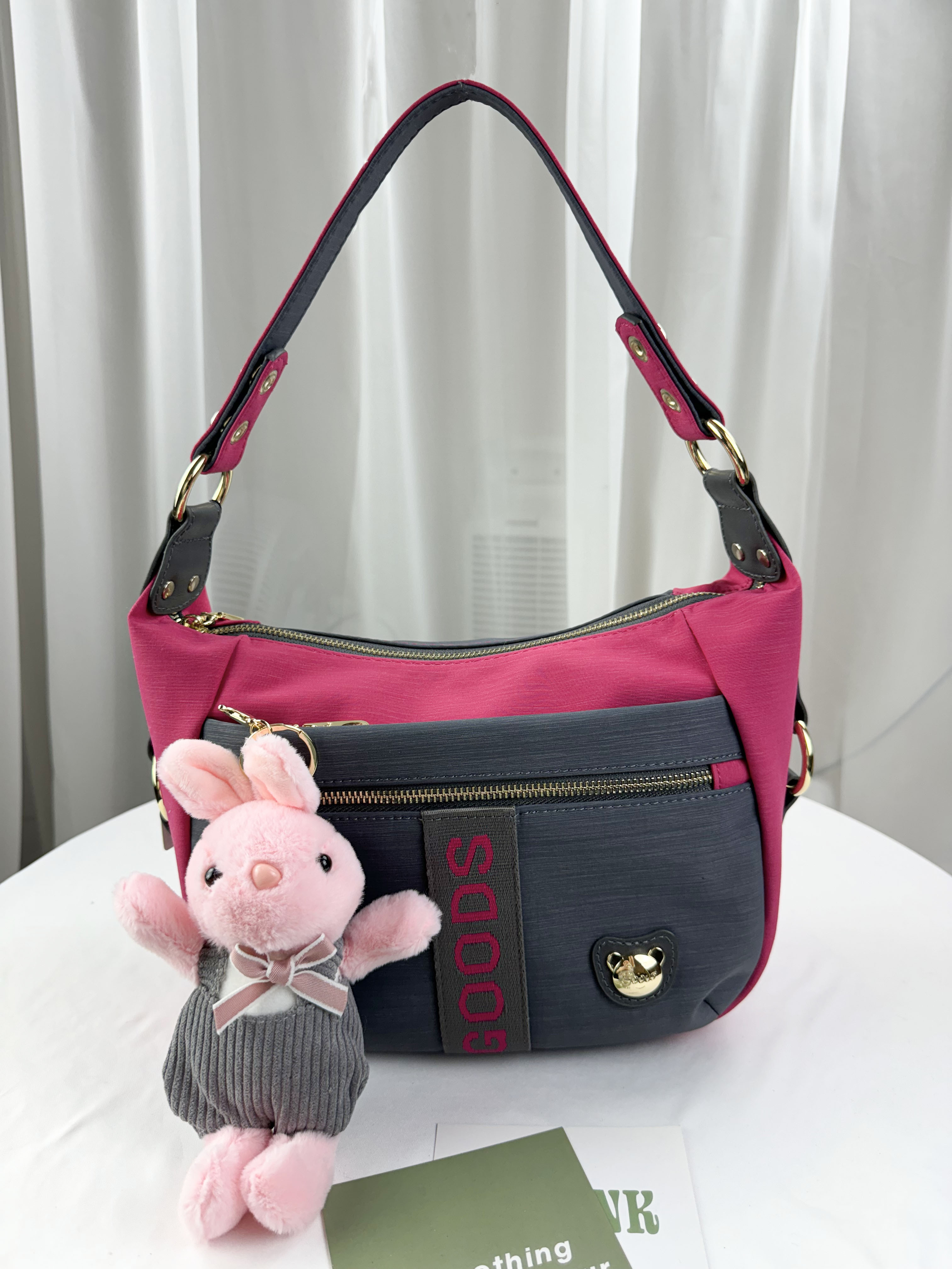GOODS 灰桃拼色防潑水肩背包 / 側背包 附兔兔吊飾 #2276
