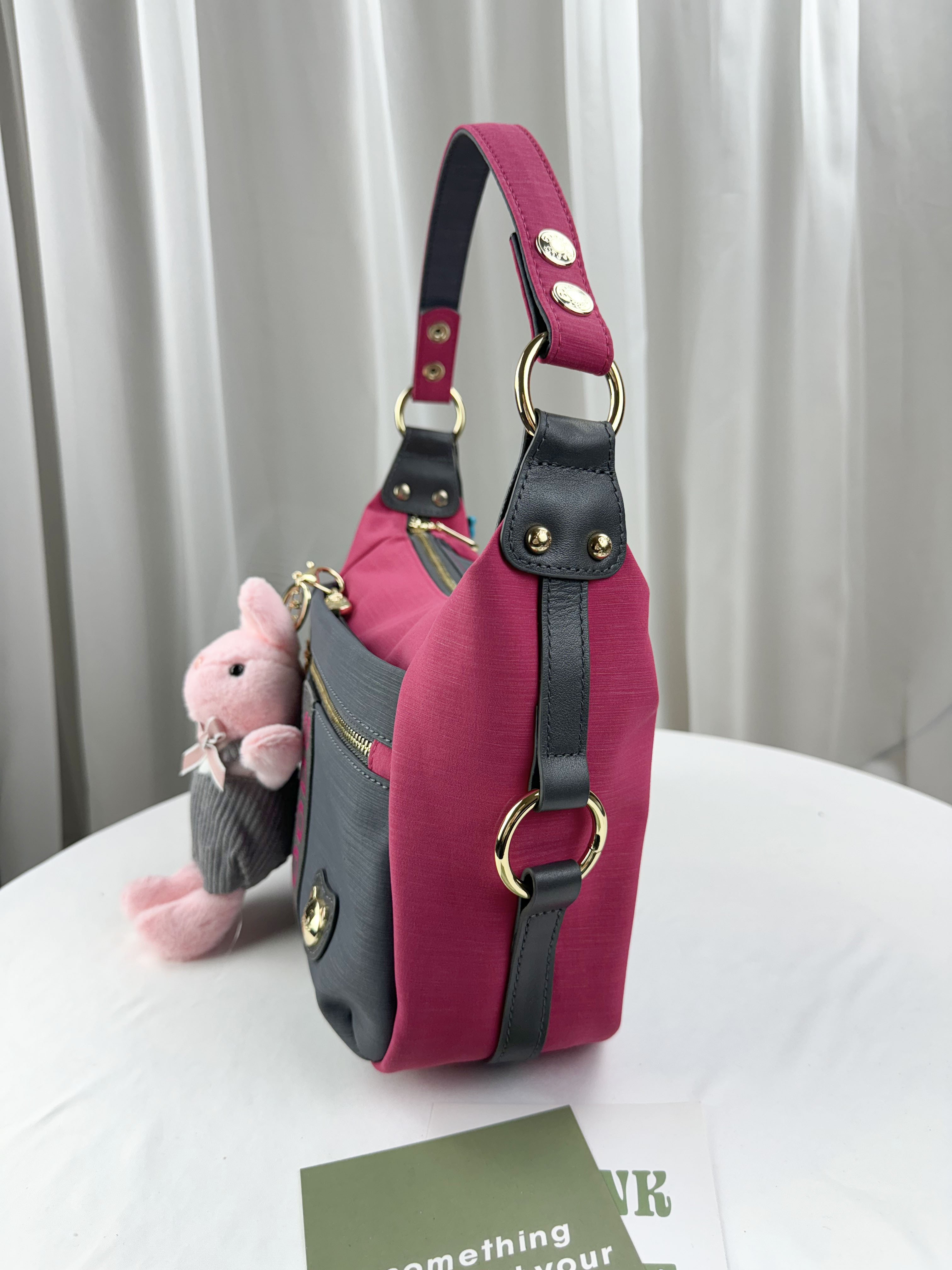 GOODS 灰桃拼色防潑水肩背包 / 側背包 附兔兔吊飾 #2276
