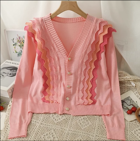 Low-neck thin knitted sweater with wavy edges