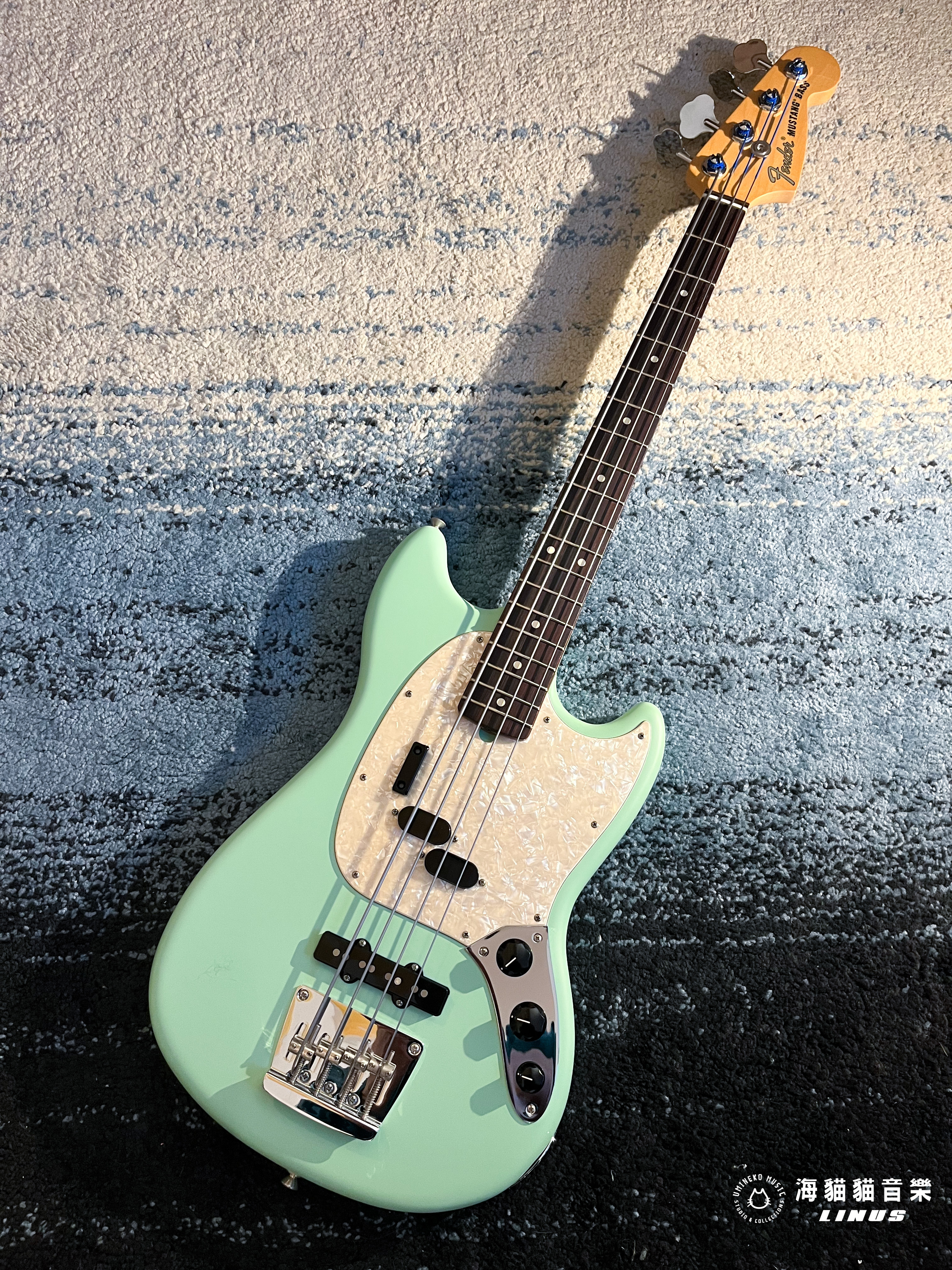 稀有美廠》Fender American Performer Mustang Bass Satin Surf