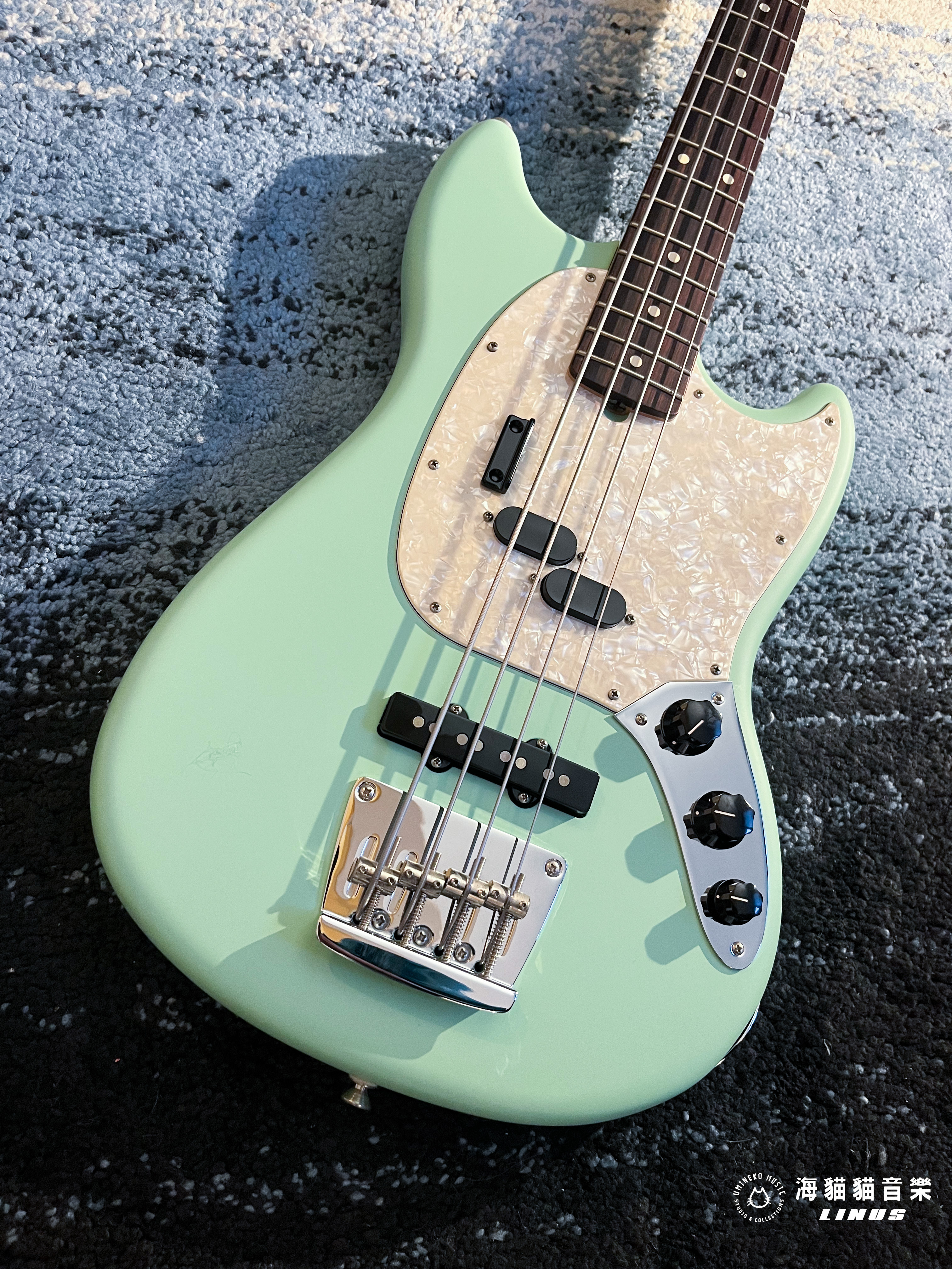 稀有美廠》Fender American Performer Mustang Bass Satin Surf