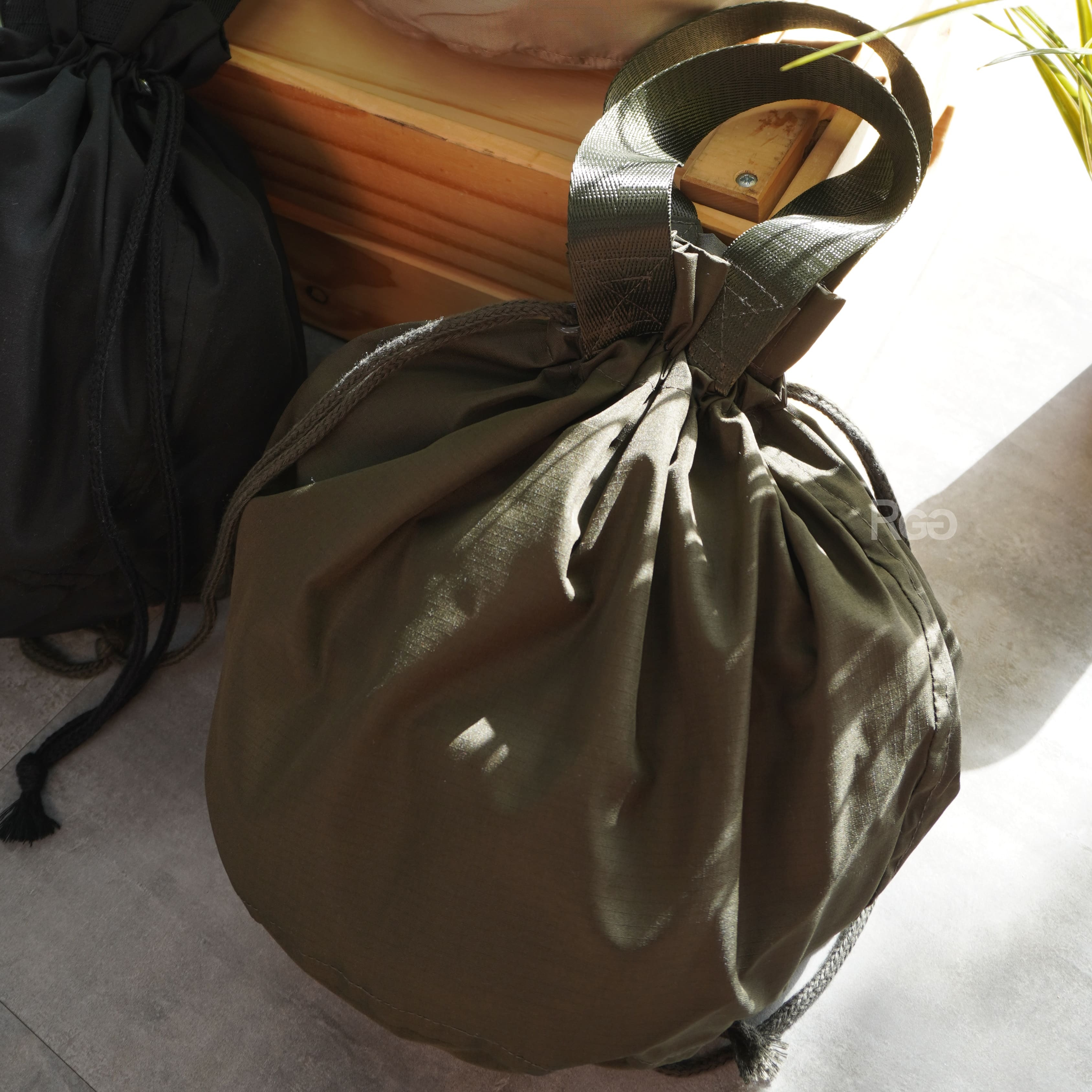 UA防撕裂抽繩提袋橄欖綠色實拍照