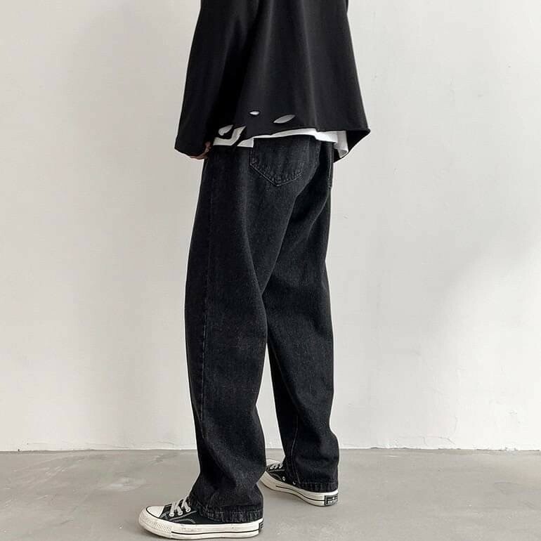 男模穿著極簡寬版牛仔長褲水洗黑後側面照