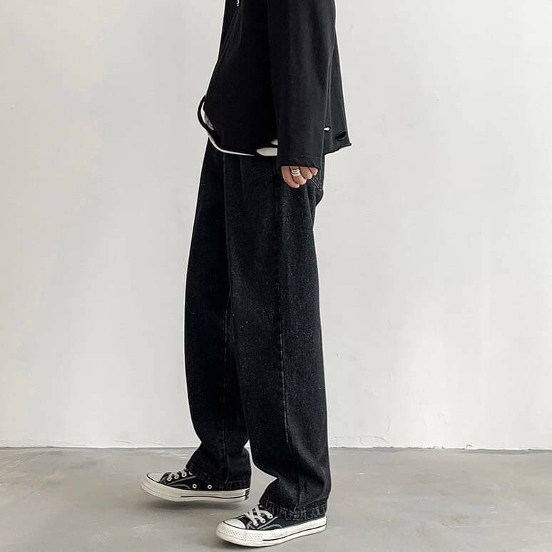 男模穿著極簡寬版牛仔長褲水洗黑側面照