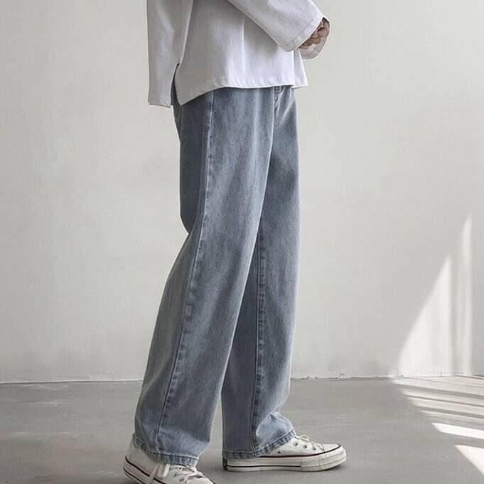 男模穿著極簡寬版牛仔長褲淺藍色側面照