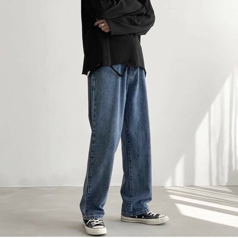 男模穿著極簡寬版牛仔長褲原色藍正面照