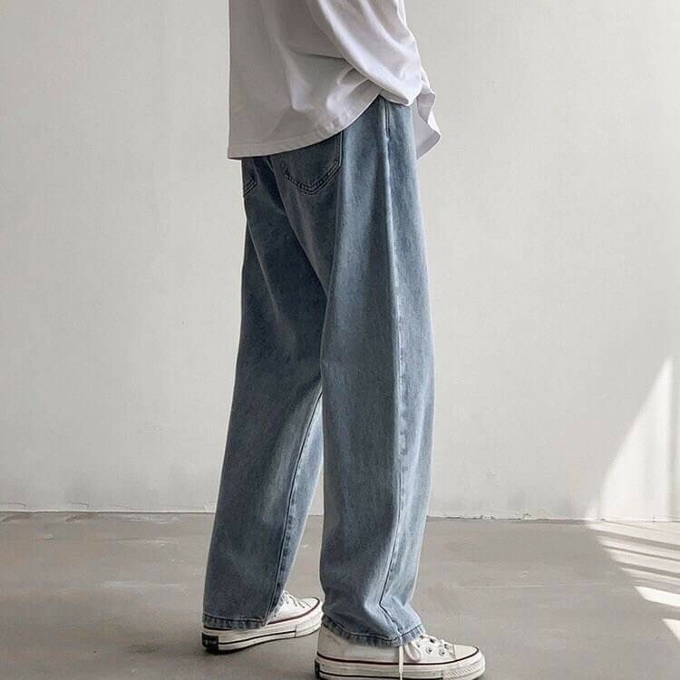 男模穿著極簡寬版牛仔長褲淺藍色後側面照