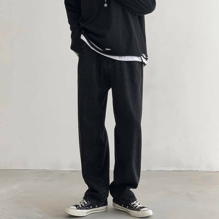 男模穿著極簡寬版牛仔長褲水洗黑正面照