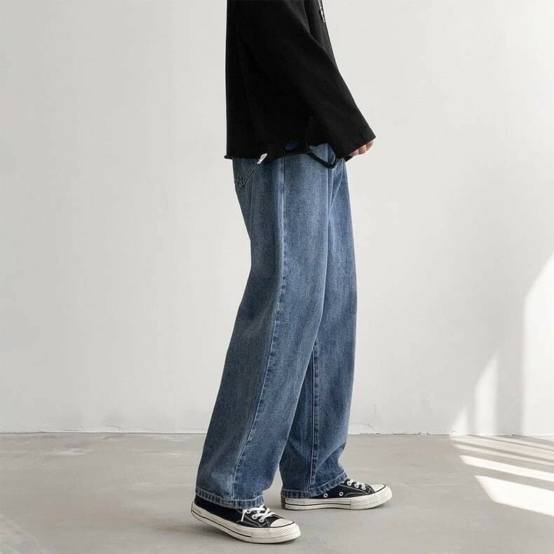 男模穿著極簡寬版牛仔長褲原色藍側面照