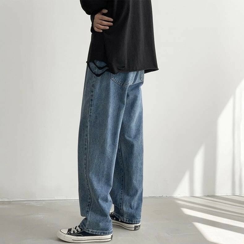男模穿著極簡寬版牛仔長褲原色藍側面照