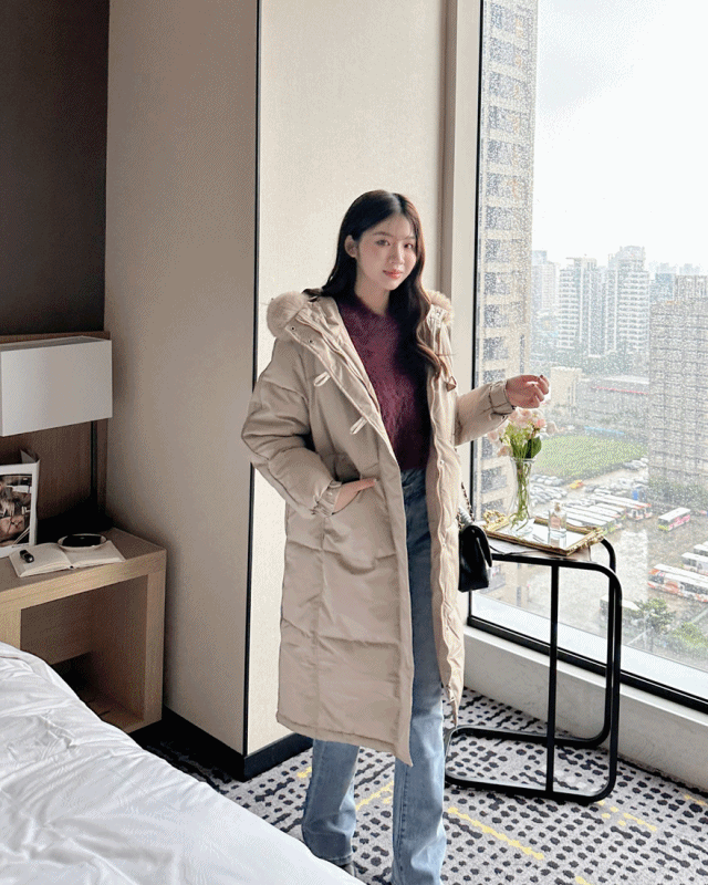 高顏值!!禦寒澎澎毛領長版修身皮革鉚釘羽絨棉外套-太妃卡