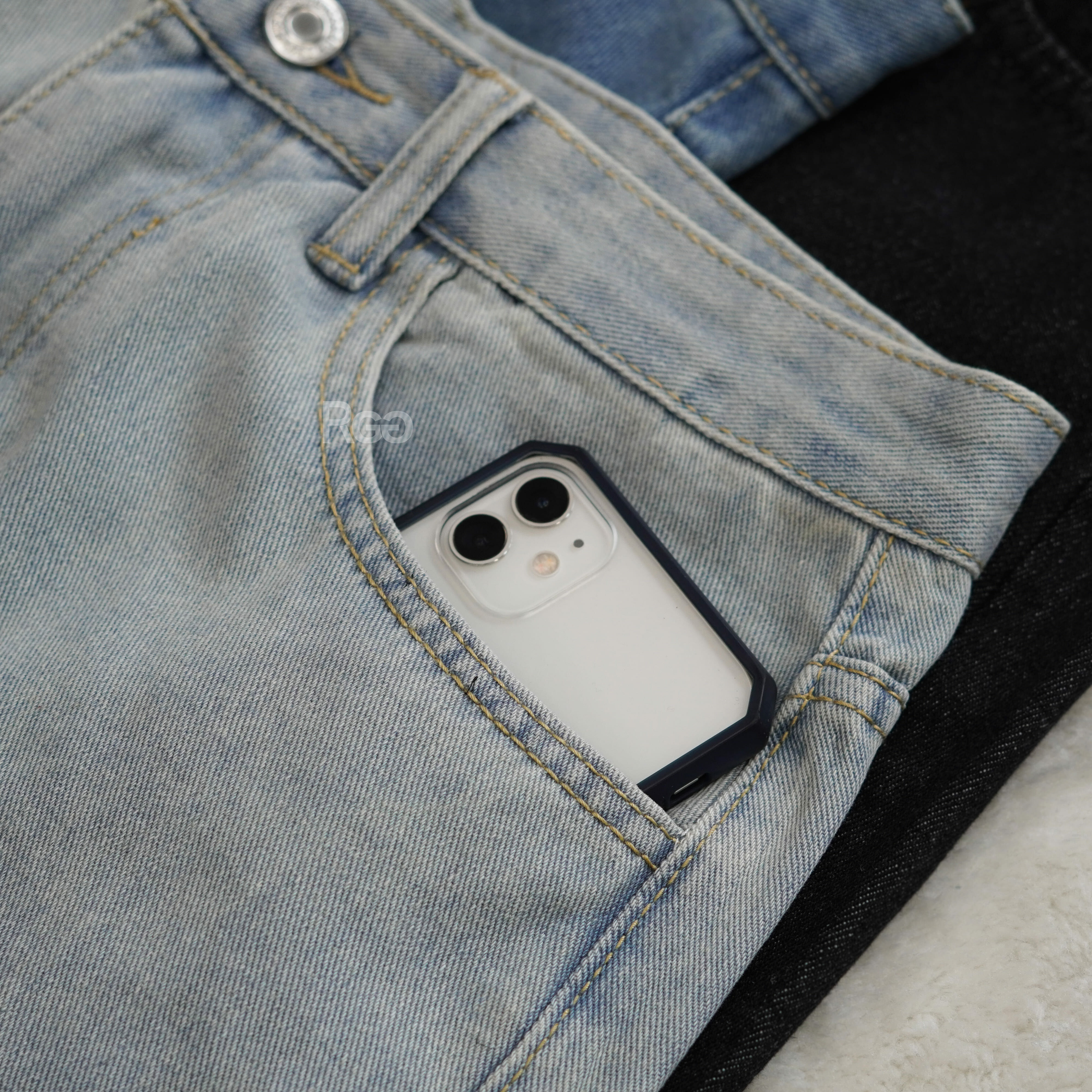 極簡寬版牛仔長褲口袋細節照