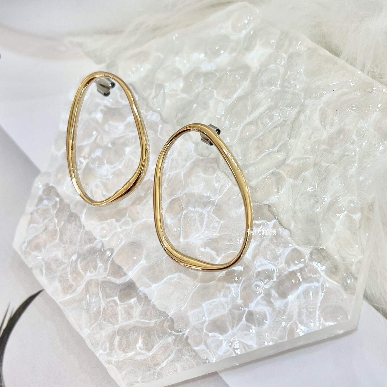 【Calvin Klein】CK飾品 不規則圓穿式耳環CKF35000451 現代鐘錶