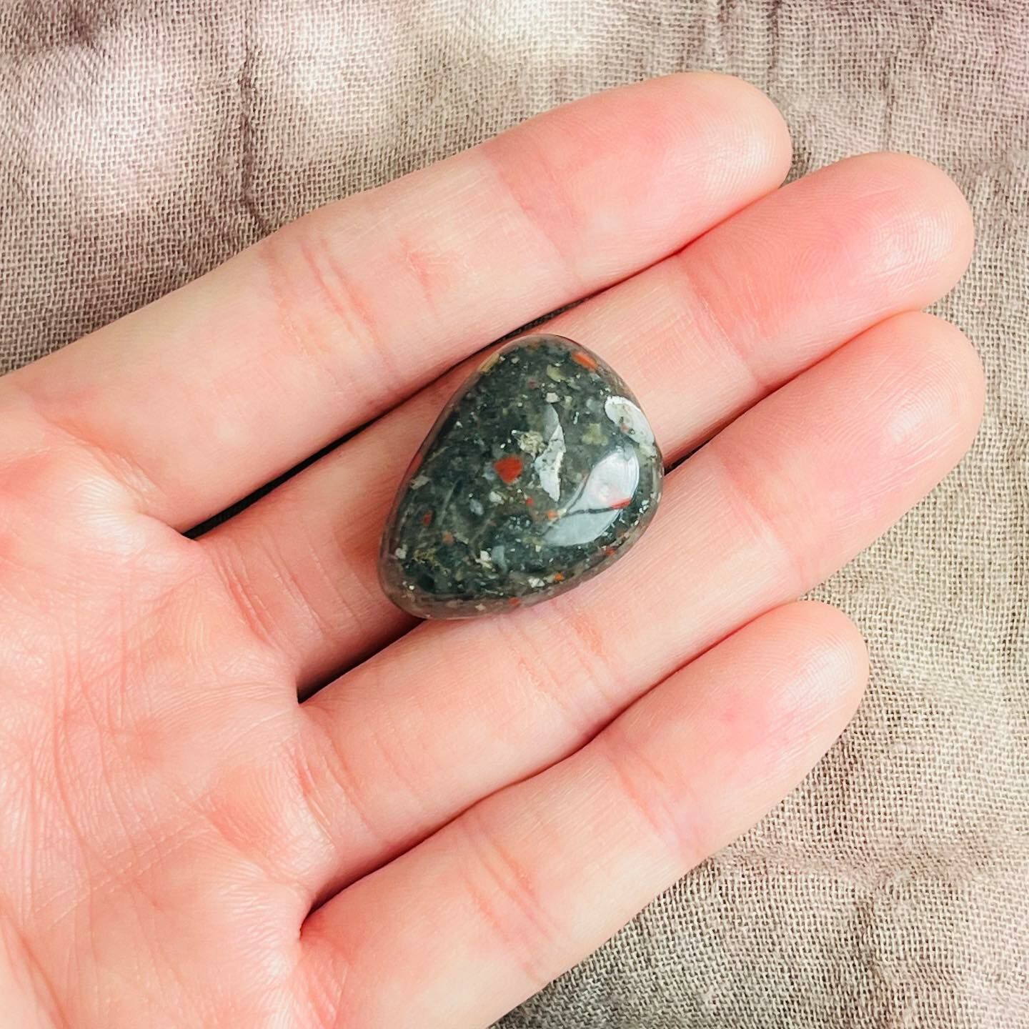 [原石] 非洲龍血石 水晶滾石