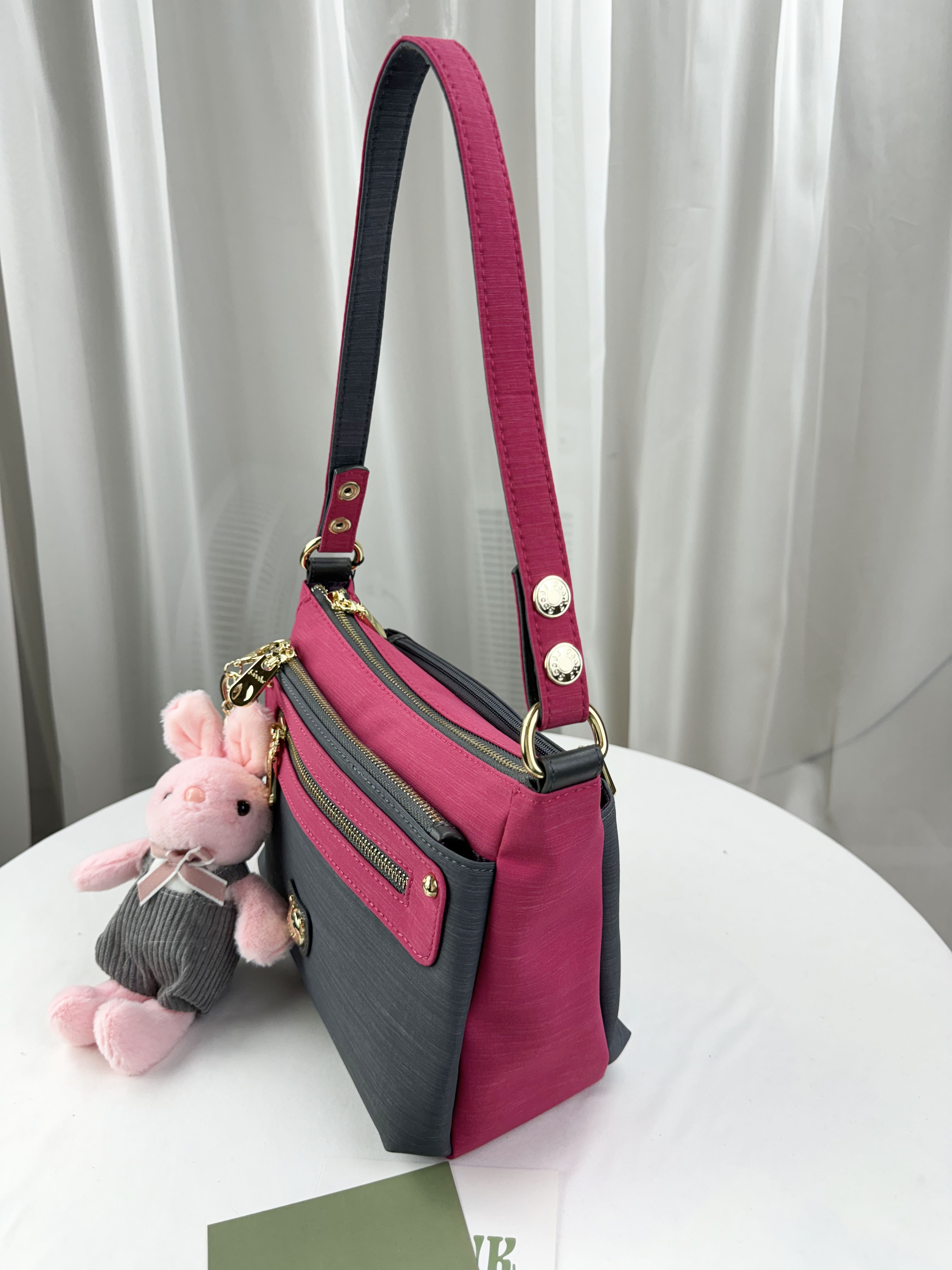 GOODS 灰桃拼色防潑水肩背包 / 側背包  附兔兔吊飾  #2820